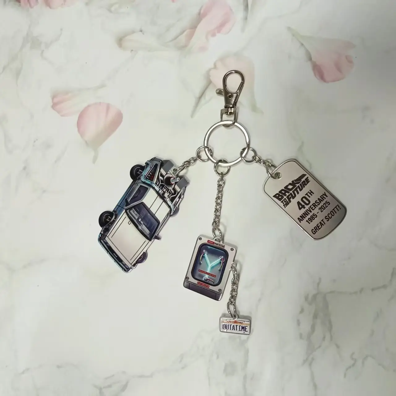 1pcs Vintage Car Keychain, Unisex Student Backpack Accessory, Artistic Gift, Retro Design, Perfect for Men and Women, Unique Souvenir