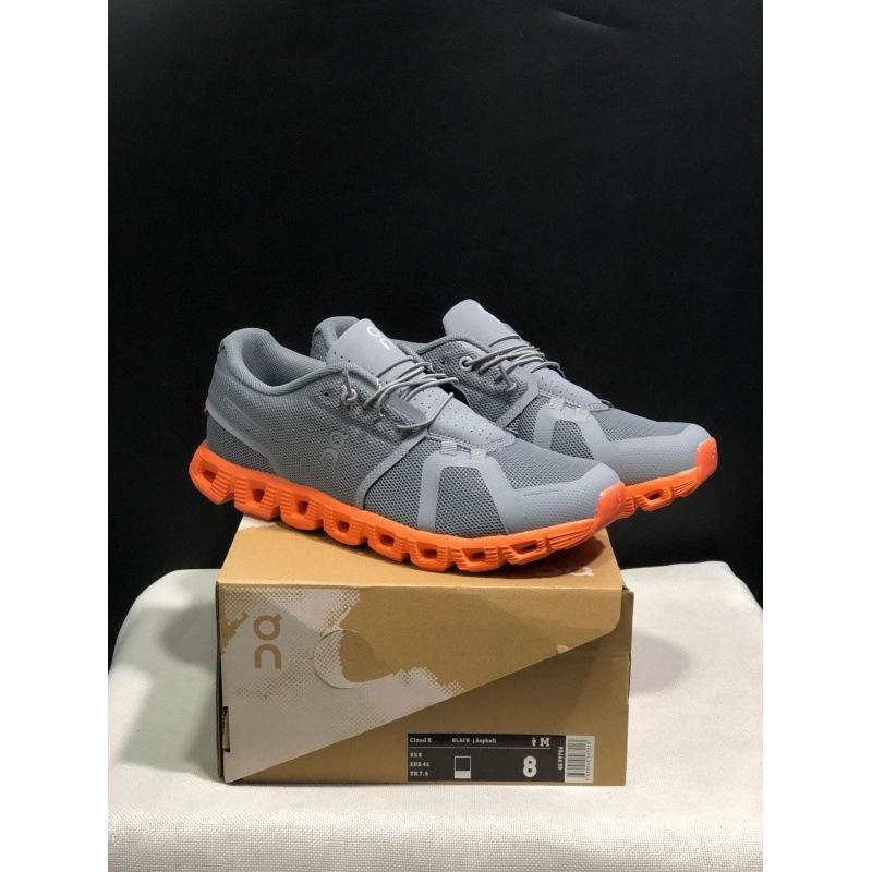 These are the latest unisex athletic shoes, breathable, cushioned, and comfortable, suitable for daily commutes and sports.