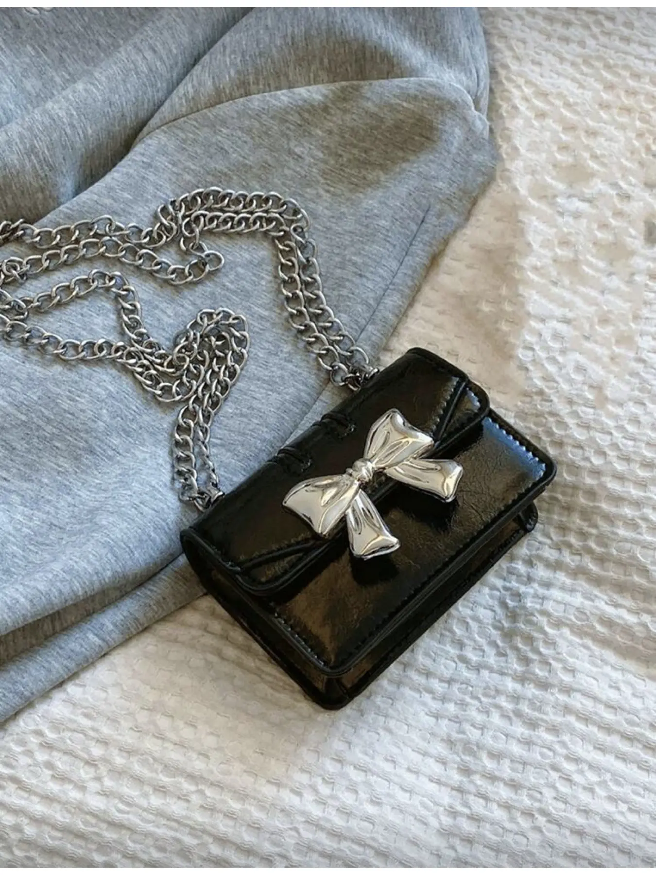 New Fashion Mini Square Bag with Metal Bow Decoration Flap Opening Metal Double Chain Small Capacity Lightweight Minimalist Crossbody Bag for Women Daily Casual and Students Wallet with Bow Design