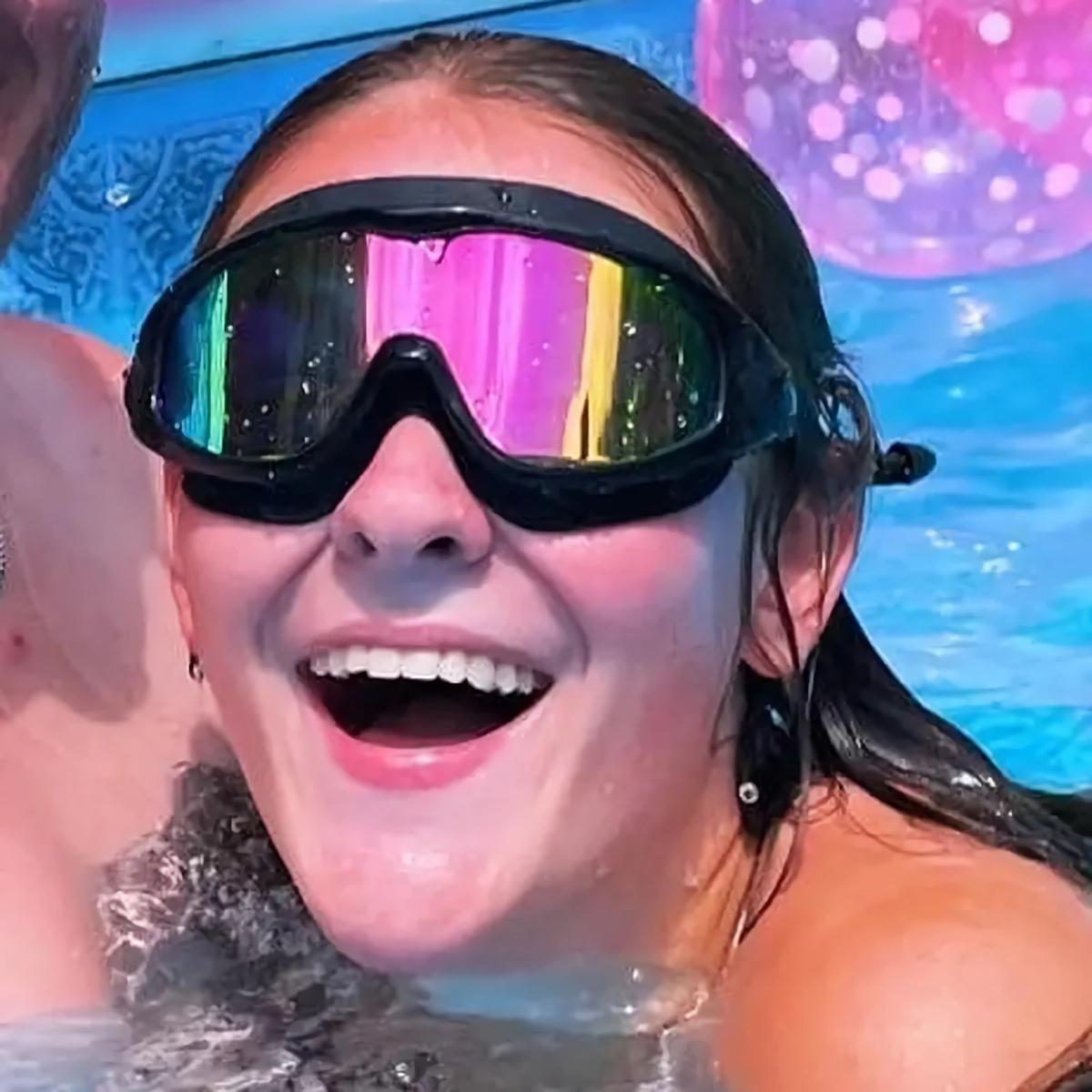 1pcs Swim Goggles, Wide View Anti-fog Swimming Goggles, Anti-UV Swimming Goggles with Ear Plugs, No Leaking Swim Glasses for Men Women Youth