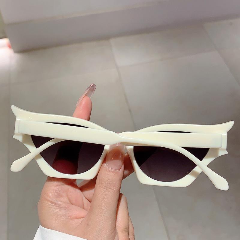 Women's Modern Retro Bat Shaped Cat Eye Sunglasses, Trendy Decorative Fashion Eyewear, Anti-Glare UV Protective Stylish Shades for Parties, Street Style & Daily Wear