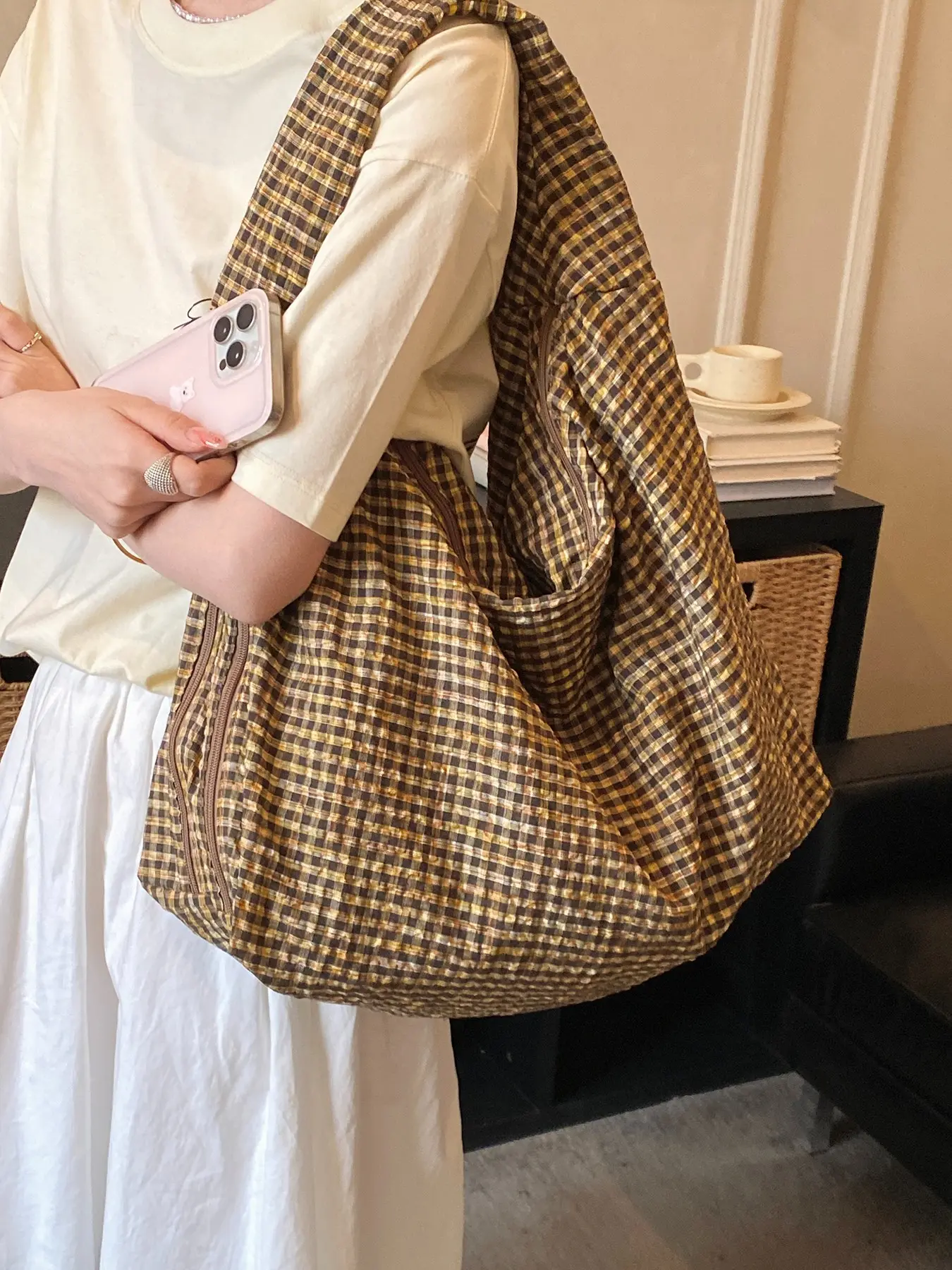 Vintage artistic style casual versatile fine grid pleated Checkerboard Plaid tote bag, large capacity simple and relaxed fashionable shoulder bag, side zipper pocket design, suitable for daily commuting and outdoor shopping