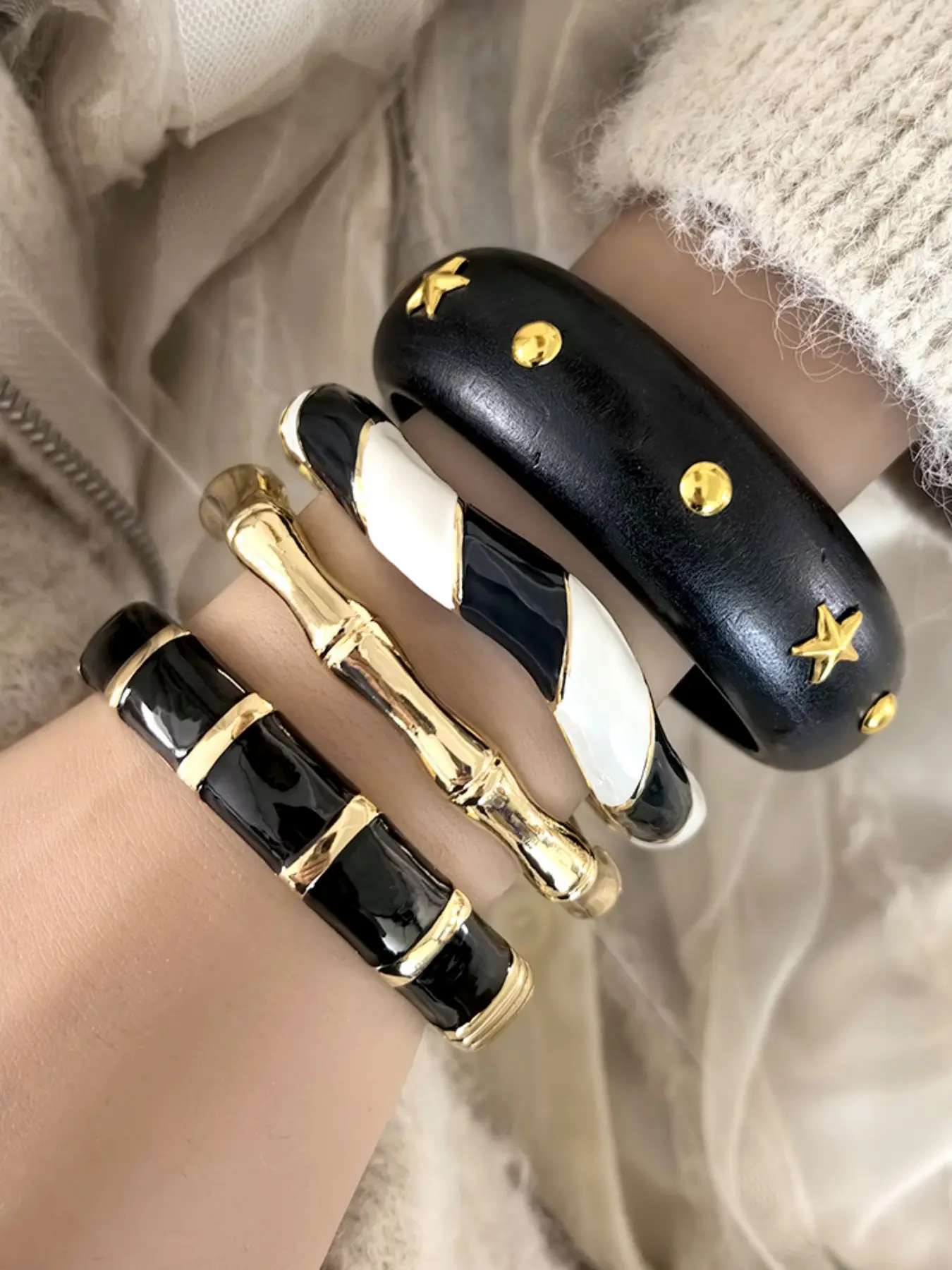 4Pcs,Versatile Women'S Bracelet Set Featuring A Unique, Vintage-Inspired Design With Wavy Metal Elements And Stars; Offers A Minimalist, Understated Luxury Aesthetic That Pairs Perfectly With Everything From Suits To Dresses.