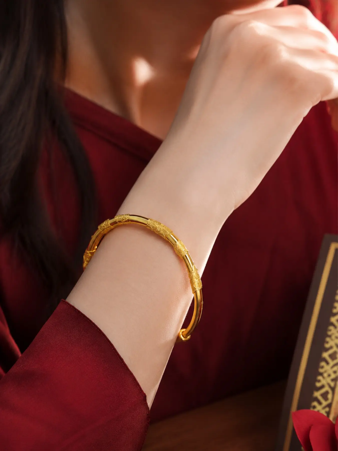 1 Pc Luxury Minimalist Bangle Bracelet Gift Set Gold & Silver Textured Open Cuff Bracelet, Stainless Steel Engraved Floral Detail Jewelry, Velvet Box Packaging, Sentimental Gift for Women Girls Wife Girlfriend Birthday Anniversary Valentine's Day Holidays