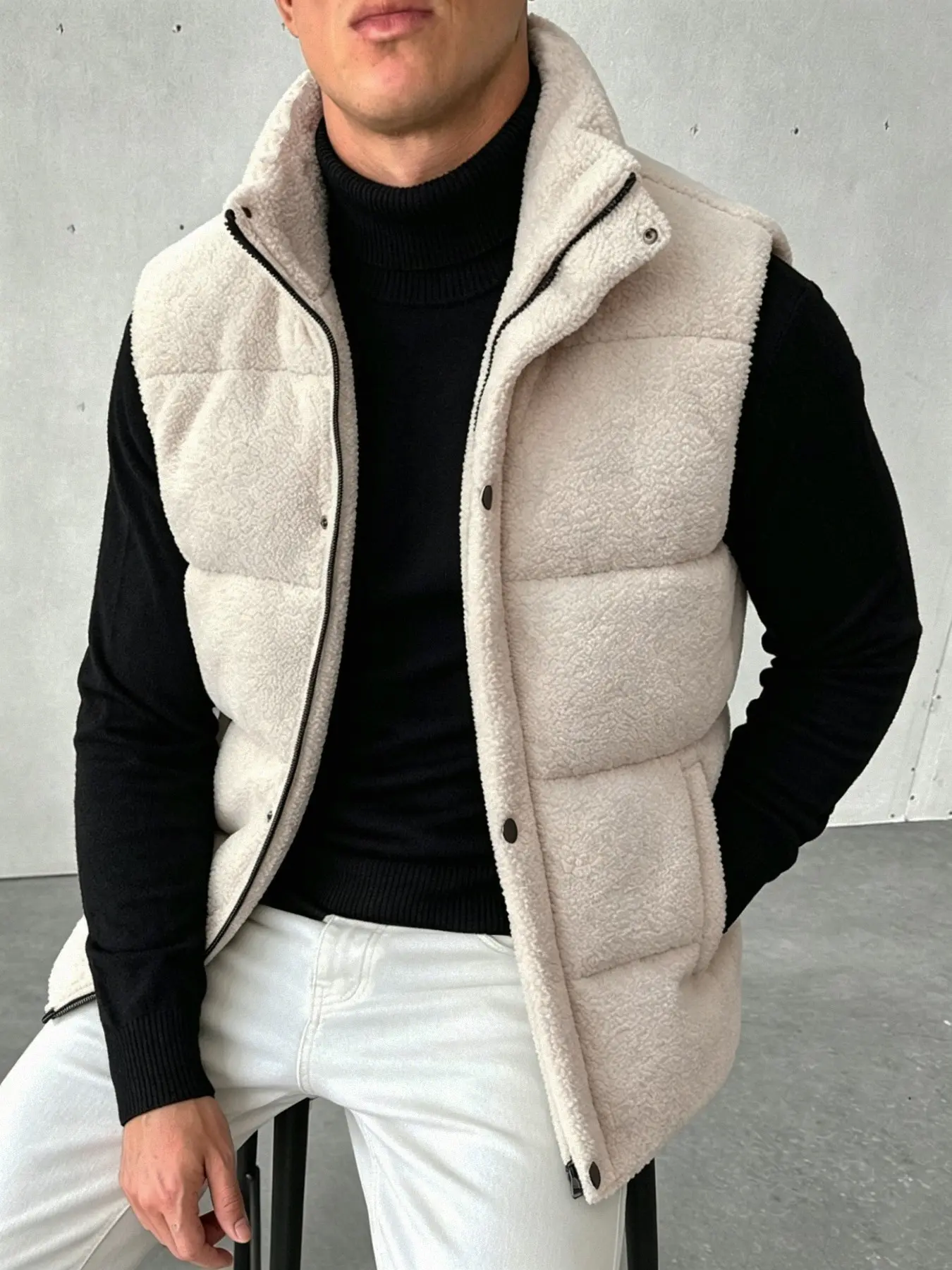 Men's light beige stylish casual down vest; warm, quilted, fleece-lined sleeveless vest; outdoor hiking padded vest; wind-resistant and warm for autumn and winter; a great autumn gift for a boyfriend or husband.