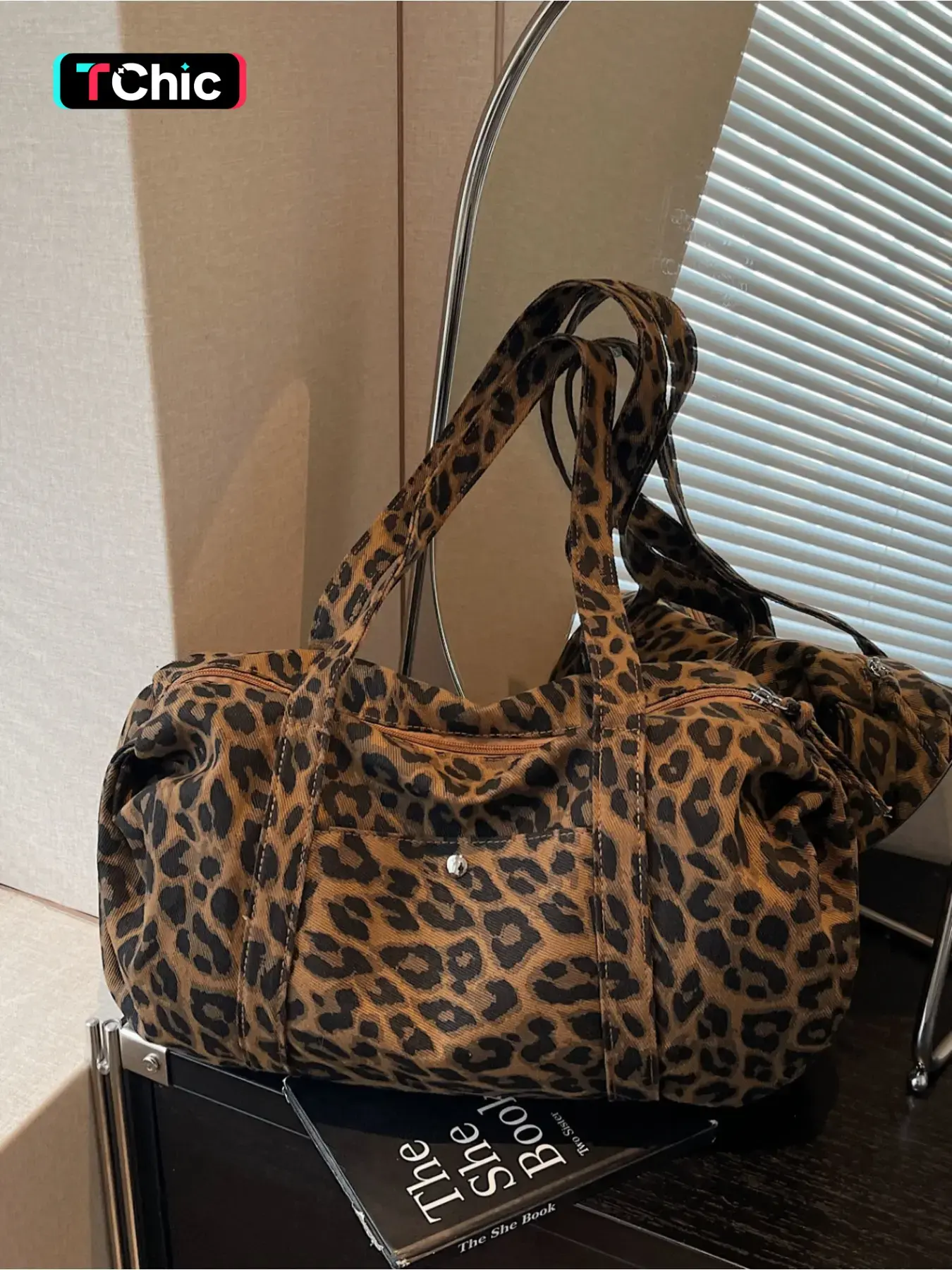 American Retro Leopard Print Large Capacity Tote Bag For Women Casual Shoulder Bag Fashion Versatile Y2K Hot Girl Style Single Shoulder Crossbody Bag For Gym Workout Short Trip Travel Luggage Bag Fashionable Casual Bag Fashion Bags