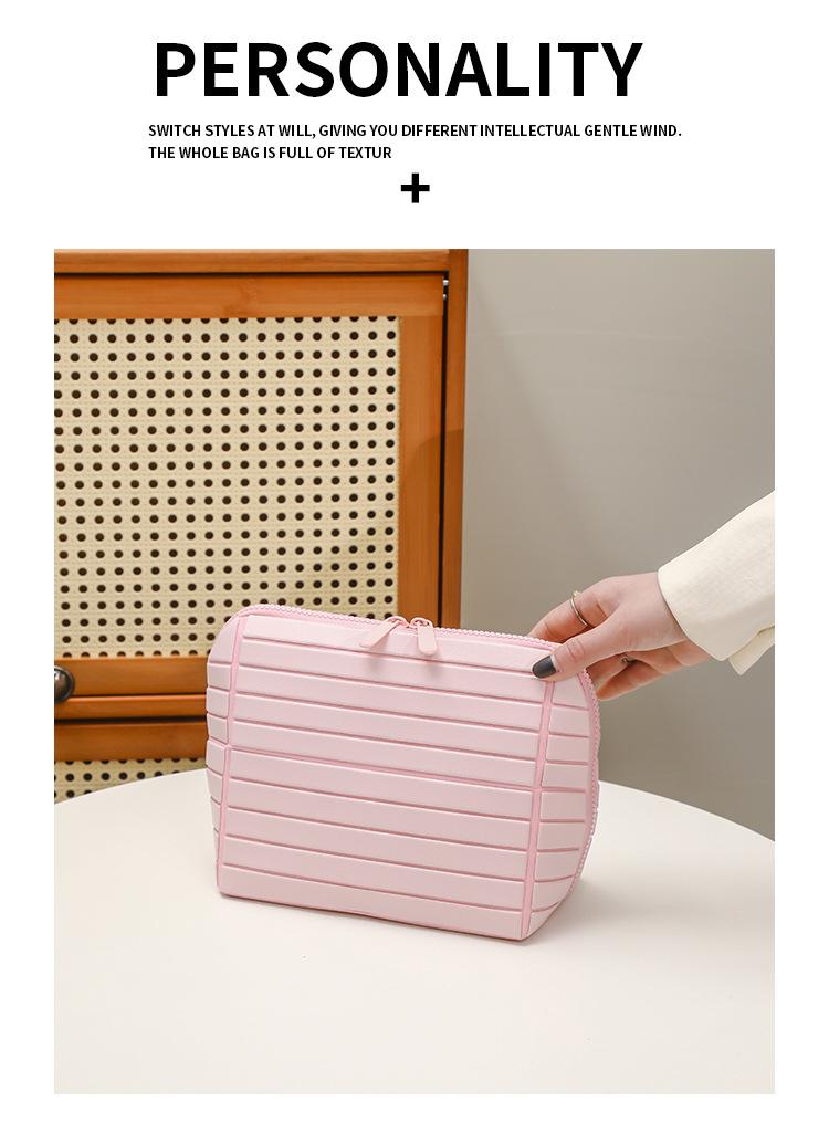 Diamond-shaped bag is super practical, large-capacity, and aesthetically pleasing. It is a storage bag for travel and commuting with a striped three-dimensional design, also suitable as a makeup bag