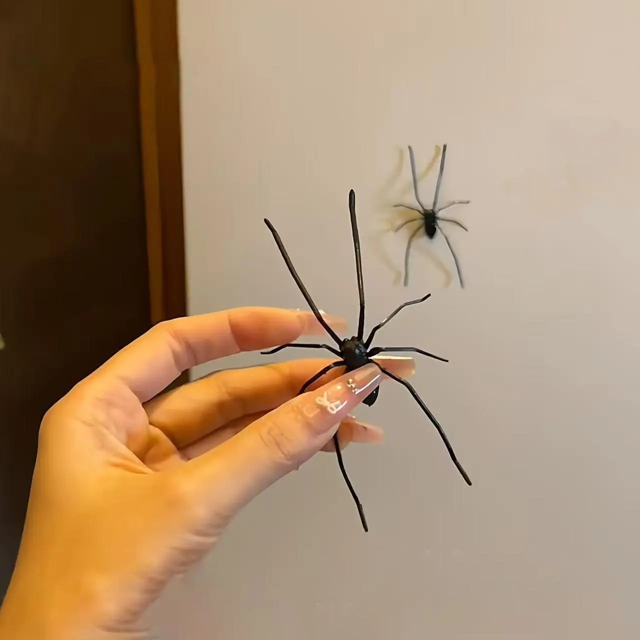 2pcs 3D Spider Refrigerator Magnets, Realistic Spider Design Home Decor, Cute Removable Magnet Stickers for Fridge, Garage, Car