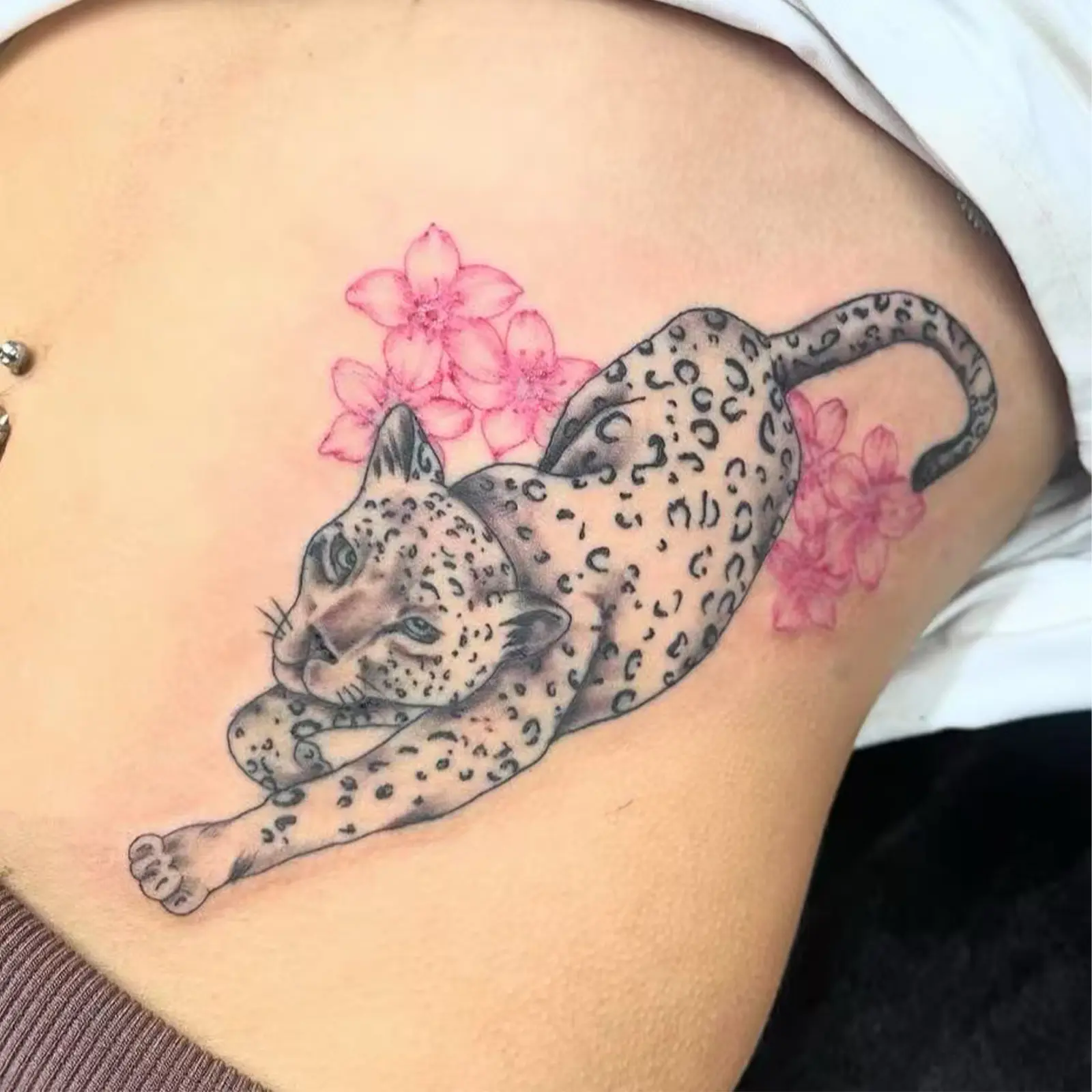 4PC Semi Permanent Herbal Tattoo Decal, Sexy Cherry Blossom Leopard Print Skin Sticker, Waterproof Long Lasting Waist Abdomen Decor, Realistic Faux Tattoo Sticker for Women Curvy Body