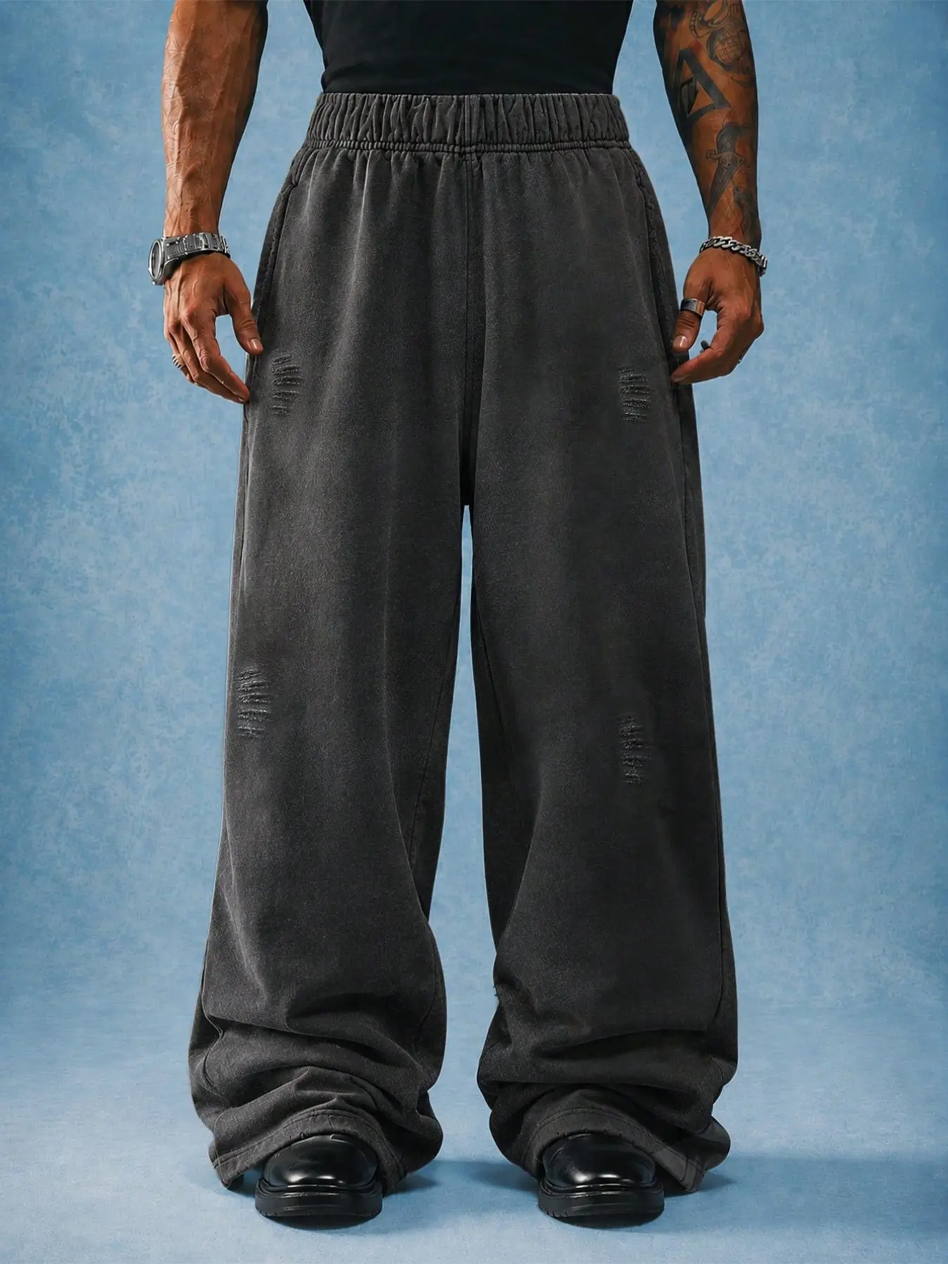 Men's vintage washed distressed wide-leg joggers, elastic waistband with a loose street style fit, soft and comfortable fabric, distressed and fringe details, suitable for daily commuting, hip-hop parties, and casual weekend hangouts.