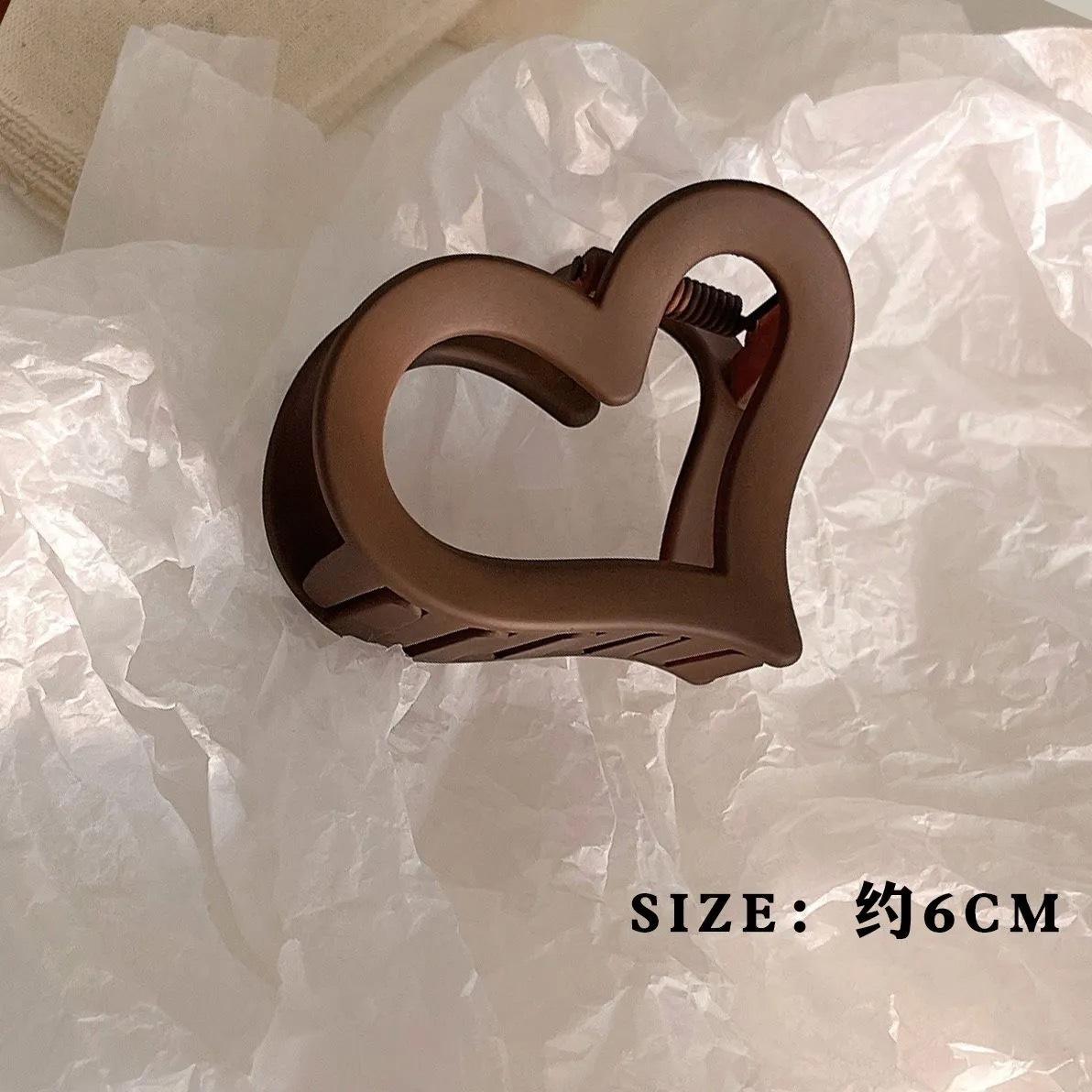 Simple and versatile matte heart-shaped claw clip for women, elegant shark clip for updos, new 2026 model