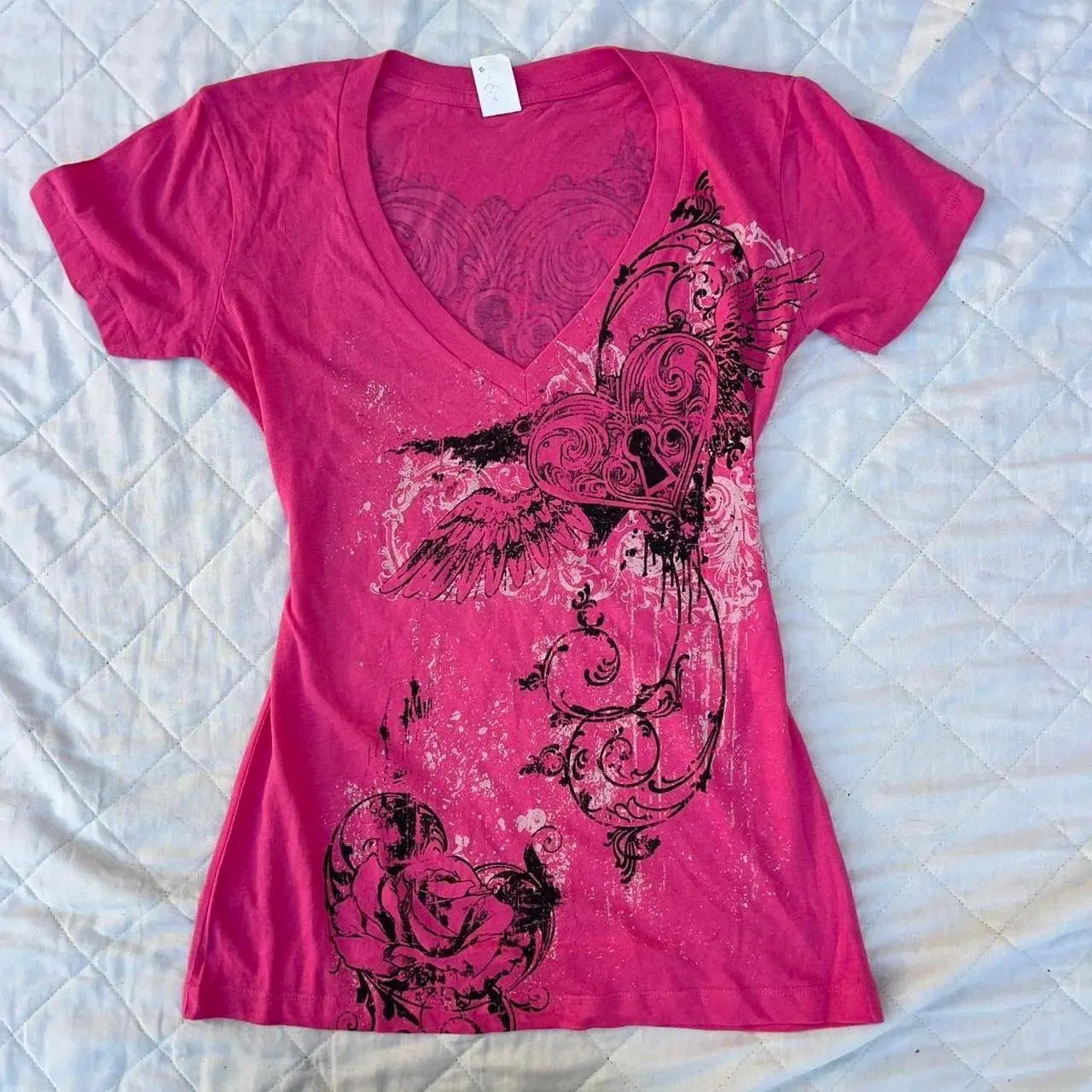 Women's Y2K Grunge Aesthetic Top Hot Pink Vintage Graphic Winged Heart Lock Print V-Neck Fitted T-Shirt 2026