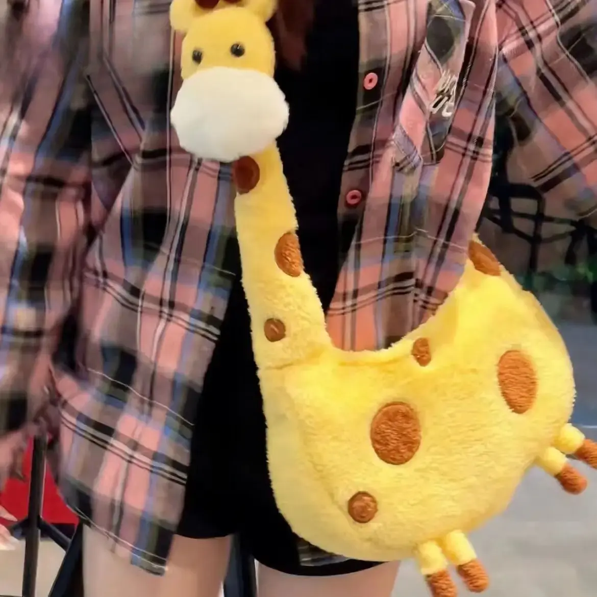 Women's 3D Giraffe Shape Plush Crossbody Bag - Compact, Lightweight Mini Size Purse with Fluffy Spotted Design, Kawaii Daily Carry Handbag for Teen Girls, Ideal for Shopping & Gift, Plush Fabric