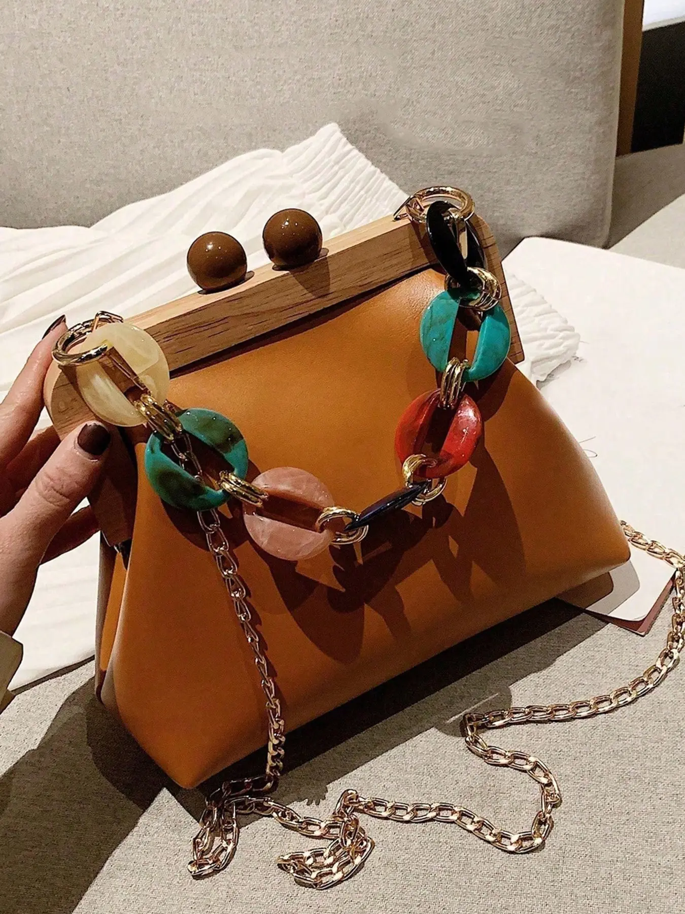Vintage exquisite style texture handbag with contrasting thick chain handle design, chain shoulder strap decoration, one shoulder crossbody bag, Casual shoulder purse, can accommodate lipstick and headphones