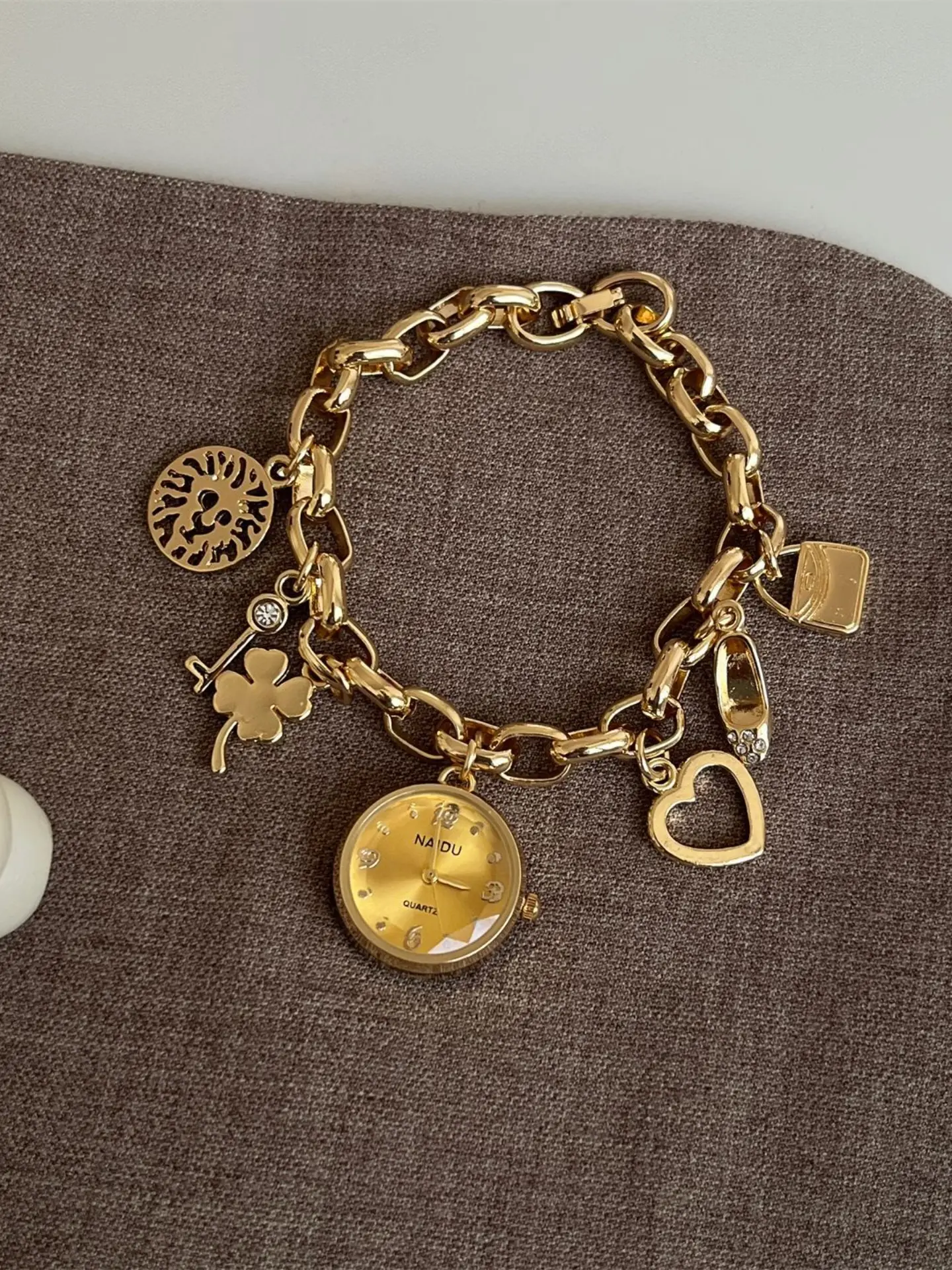 Vintage Heart Pendant Bracelet Watch, Elegant Ladies' Quartz Analog Watch, Perfect for Special Occasions, Gifts, and Gatherings