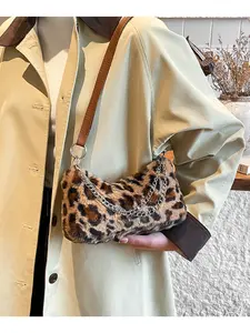 Large-capacity fashionable handbag, trendy animal print design, durable and spacious daily storage solution