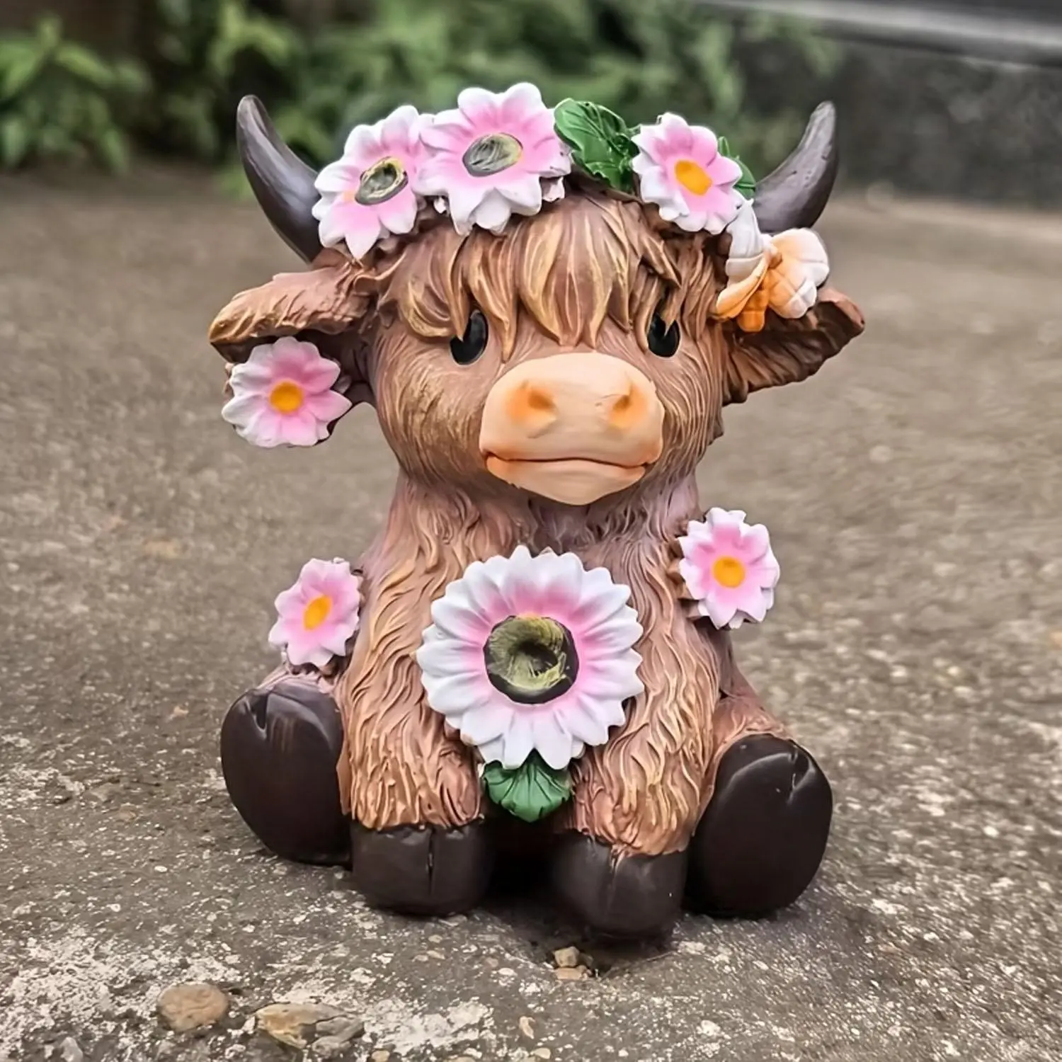 Handcrafted Highland Cow Statue, Floral Accents, Vintage Scottish Farmhouse Style, Battery-Free, Indoor & Outdoor Decor, Rustic Charm