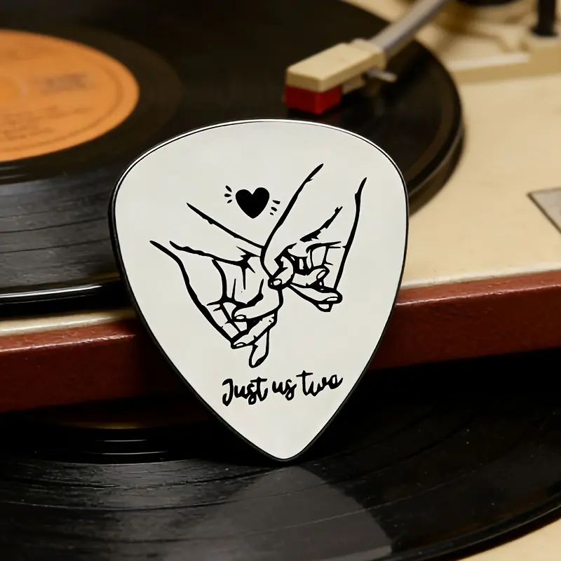 A romantic couple's exclusive stainless steel guitar pick, which interprets exclusive sweetness and easily shows intimate love. It can be used as a holiday, anniversary, birthday for family members, loversexclusive accessory or collection ornament.