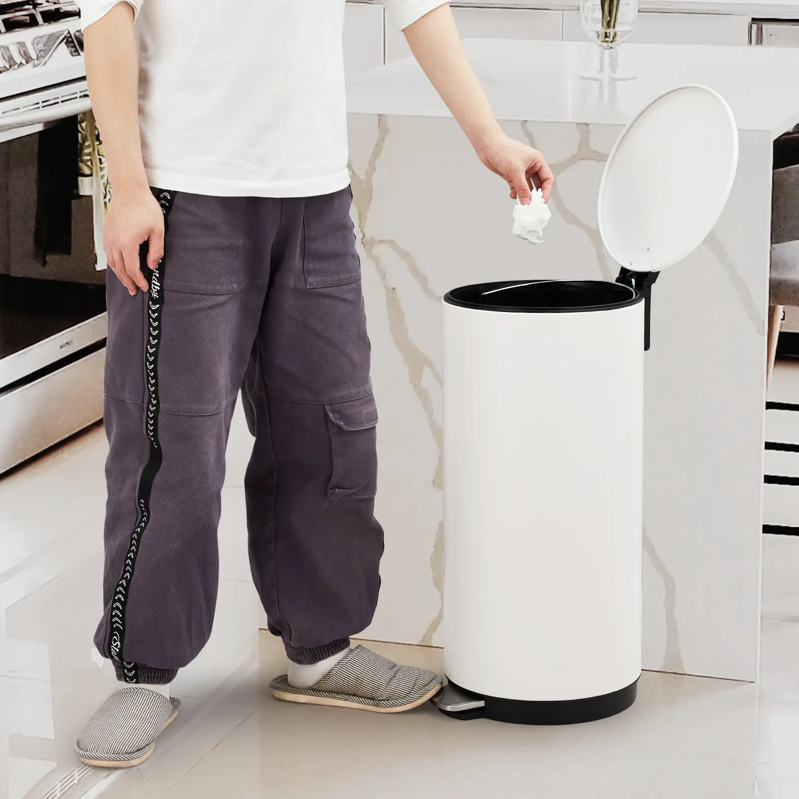 Commercial Grade Stainless Steel Trash Can, 30L Stainless Steel Step-on Garbage Can for Kitchen, Soft Close Trash Can with Foot Pedal, Removable Inner Bucket, Round Wastebasket for Bathroom Office Home