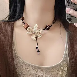 A Single Piece of a Universally Adjustable Chain, This Zen-Inspired Long Feather Necklace for Women Features a Retro Ethnic Design. It'S a Personalized And Versatile Sweater Chain That Can Be Worn As a Trendy Collarbone Accessory