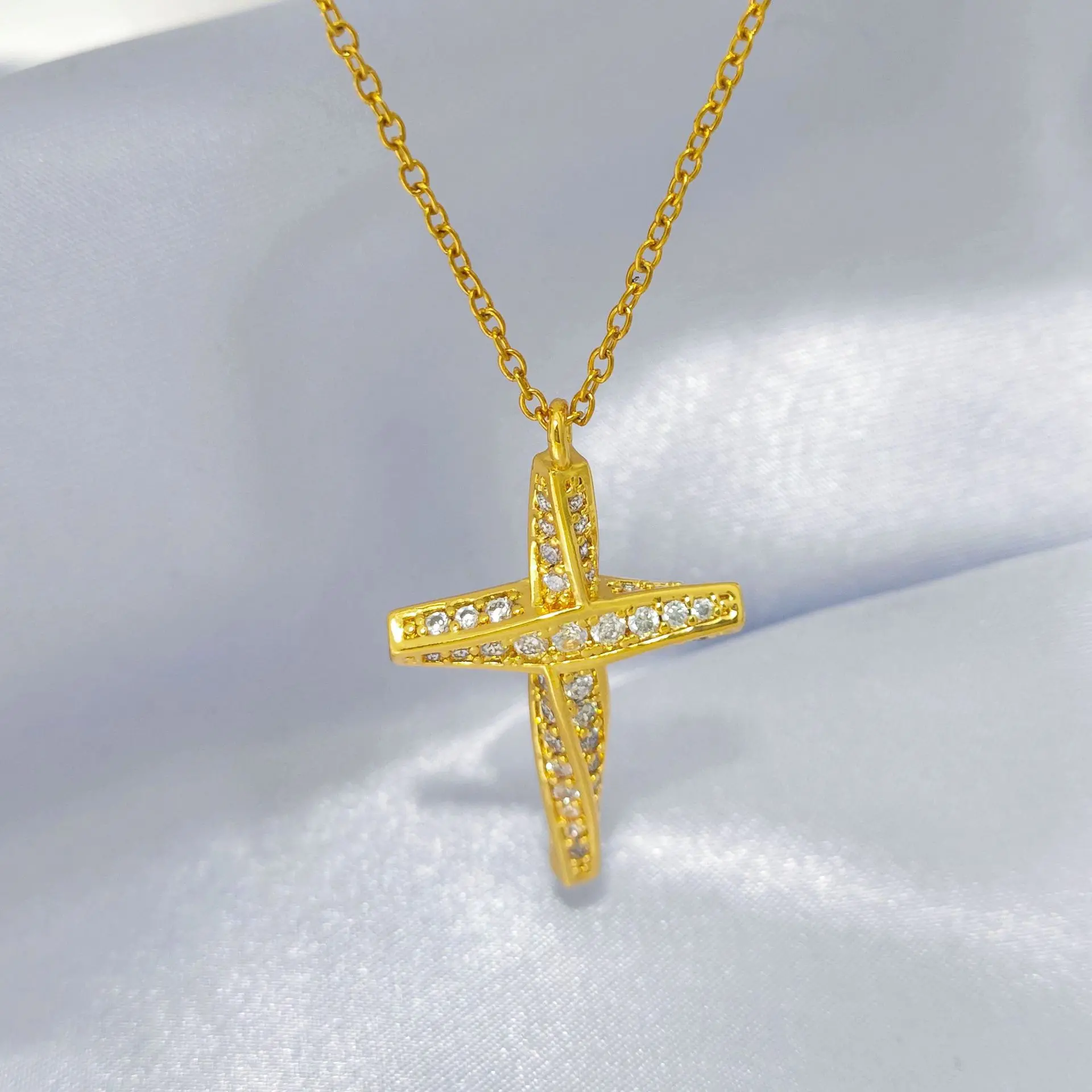 QUEENDO Full-diamond cross necklace, light luxury and high-end feel, niche pendant, titanium steel versatile necklace, exquisite and dazzling jewelry