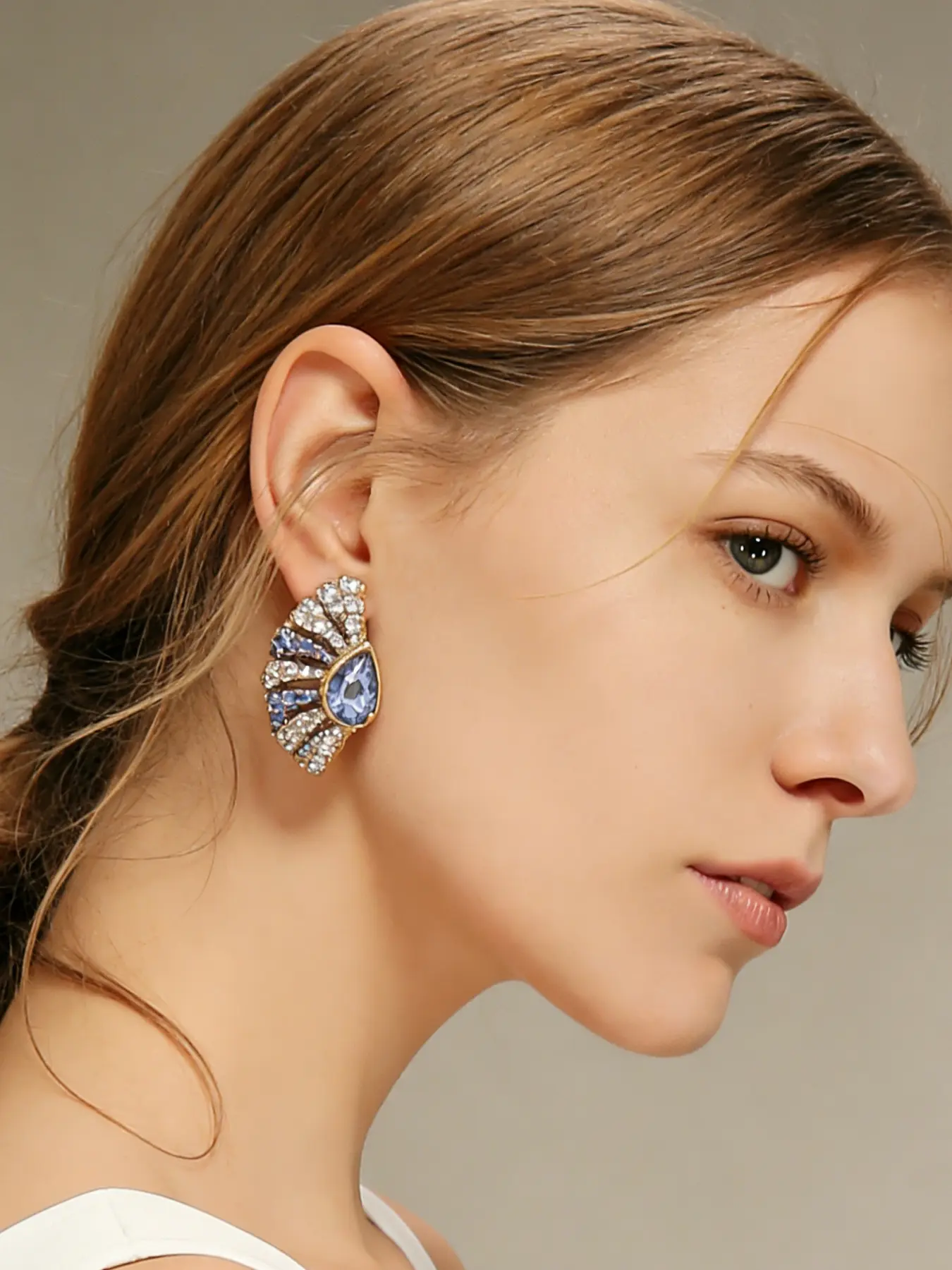 1 pair of retro luxury fan shaped diamond studded earrings, suitable for daily wear, vacation dates, and other occasions, and is also a surprising and exquisite small gift.