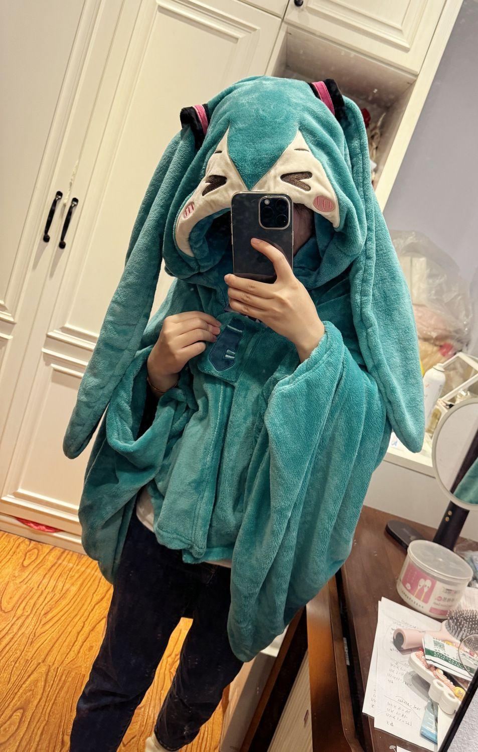 Hatsune Miku anime peripheral two-dimensional air-conditioning blanket creative cartoon cute plush hooded cloak holiday gift