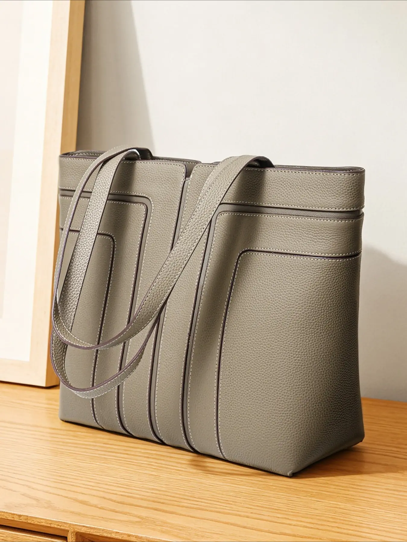 Tote bag, large-capacity female commuter, high-end sense, hot-selling work light luxury handbag, Korean niche leather computer bag