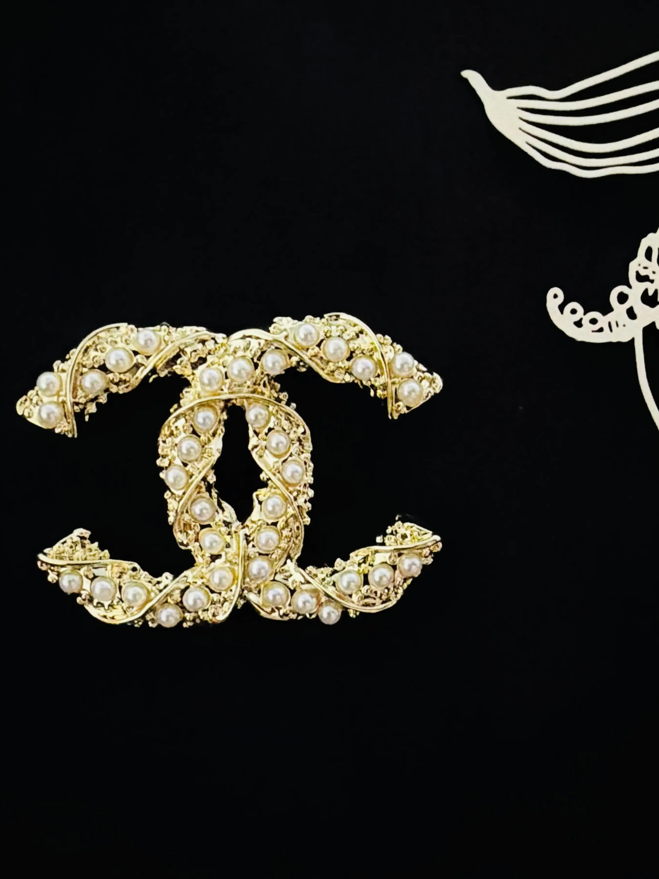Elegant Double-C Pearl Brooch Pin for Women, Rhinestone Letter Corsage Accessory, Perfect for Suits, Coats & Dresses