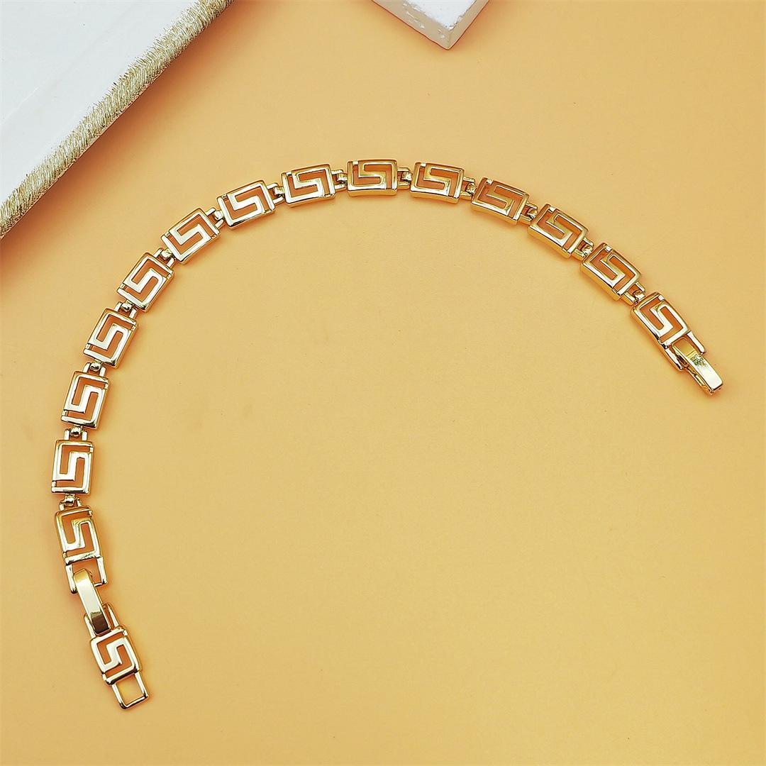Vintage Letter Chain Bracelet for Women Trendy Lock Charm Bracelet Retro Y2K Aesthetic Stackable Jewelry Cute Everyday Stacking Bracelets for Streetwear Party Gifts Daily Outfits