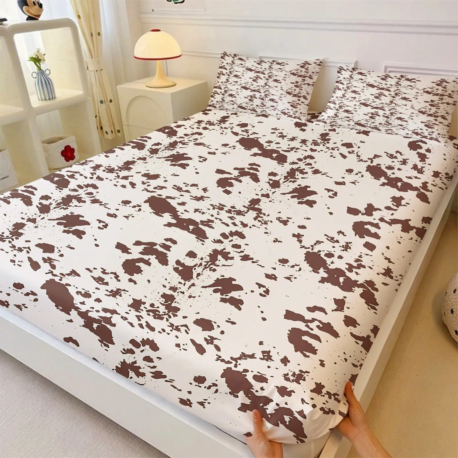Minimalist Brown Cow Spot Fitted Bed Sheet Set 3 Pieces, White Base Irregular Spotted Cowhide Pattern Elastic Deep Pocket Bed Cover with 2 Pillowcases, Skin Friendly Breathable Fabric, Modern Farmhouse Decor