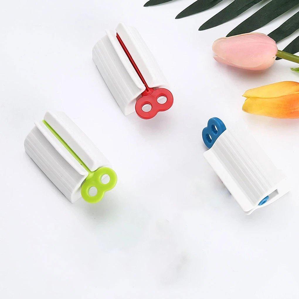 3 Pack Rolling Tube Toothpaste Squeezer Dispenser Plastic Toothpaste Seat Holder Stand Bathroom Accessories Gadgets Manual Squeezer Tool for Saving Toothpaste Facial Cleanser Cosmetics Ointment