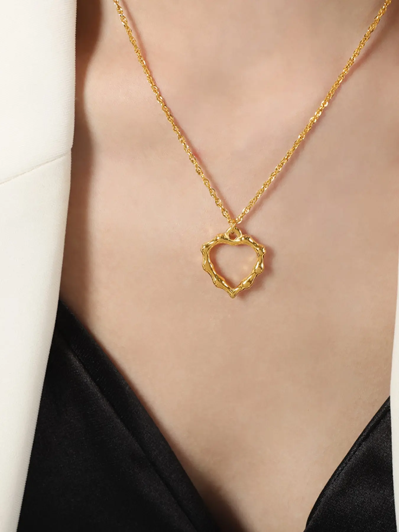A minimalist wave edge hollowed out heart-shaped gold chain necklace with delicate and gentle features, suitable for various scenarios such as commuting, dating, and daily outings.