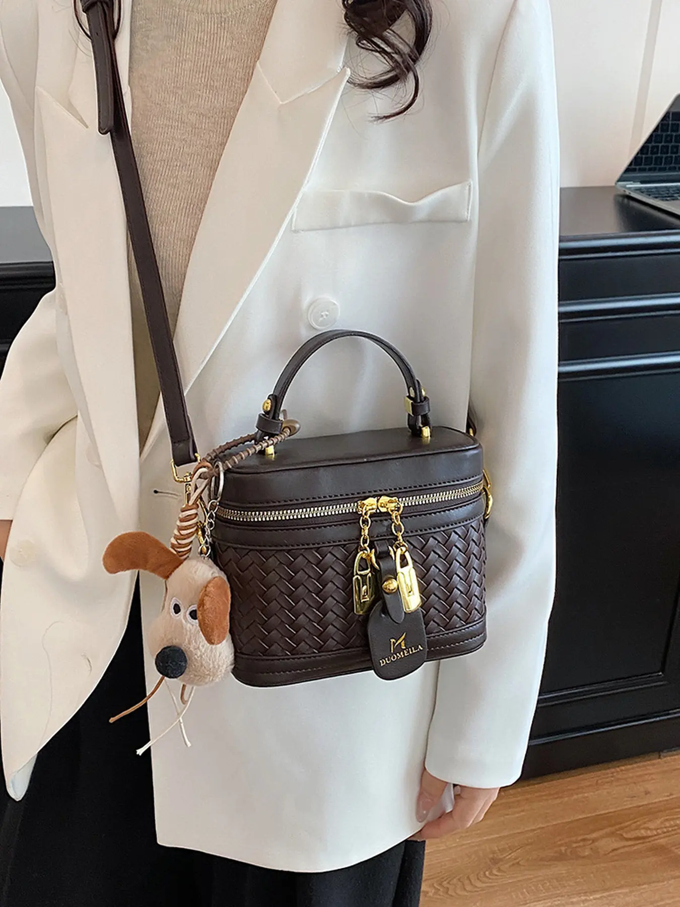 High-end niche design women's bag, 2026 new model, super popular embroidered monogram box bag, shoulder and crossbody small bag