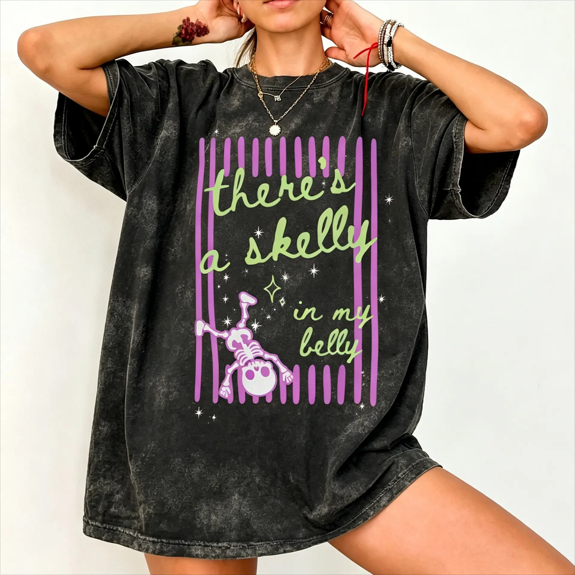Distressed Striped There’s A Skelly In My Belly Spooky Season Vibes Washed Oversize T-shirt, Funny Halloween Maternity Shirt, Spooky Mama Pregnancy Reveal Outfit, Funny Pregnancy Announcement Skeleton Graphic Top For Expecting Mom, Halloween Gift For Her