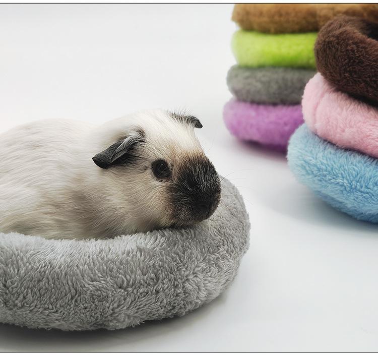 Macaron-style sleeping nest pad, suitable for hamsters, sugar gliders, squirrels, guinea pigs, dwarf rabbits, hedgehogs, etc.Made of comfortable material, available in sizes 7.87 inches and 5.51 inches.
