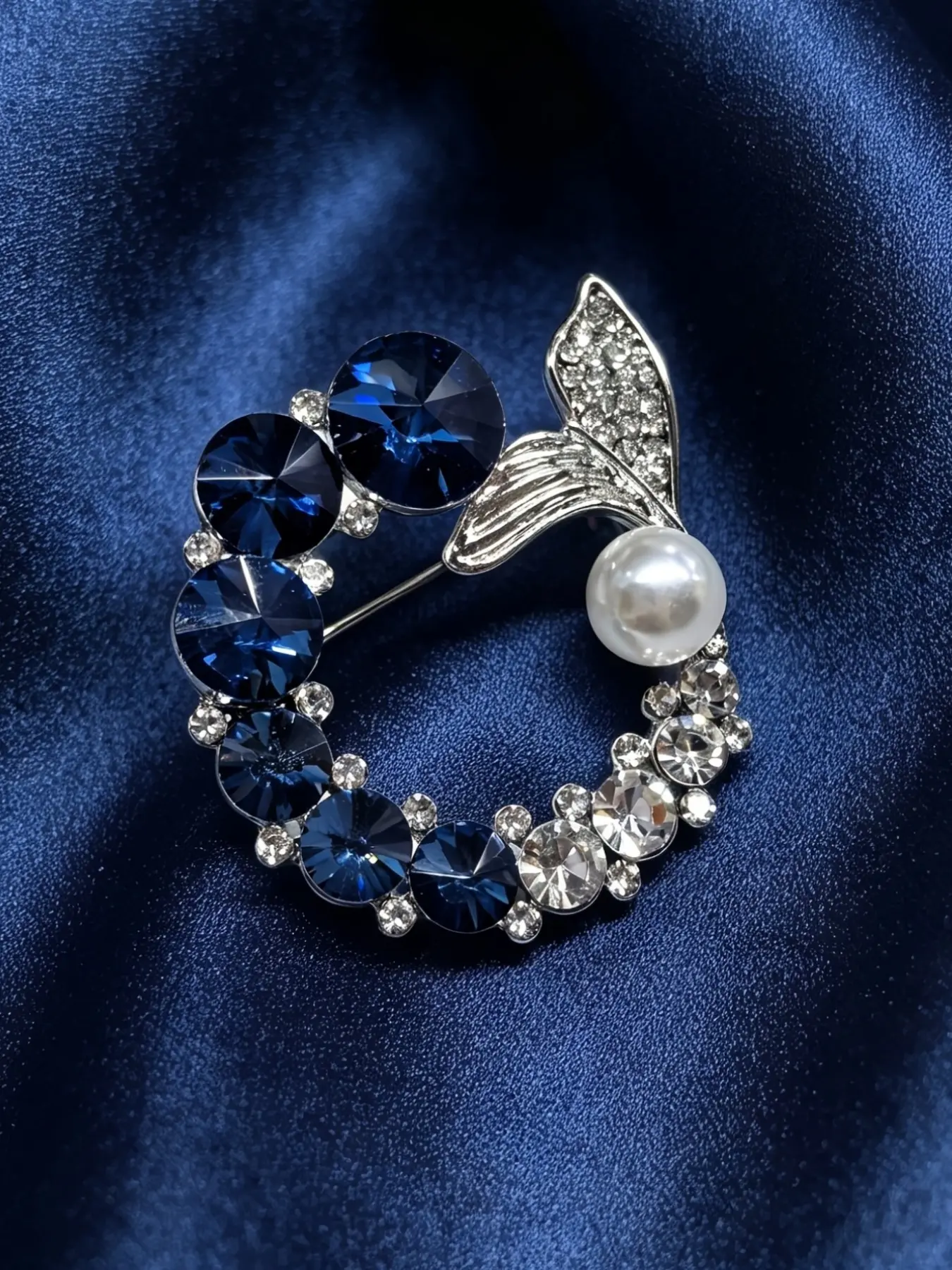 Ocean Vacation Style Flower Imitation Pearl Fish Tail Design Women's Elegant Brooch, Perfect for Daily Wear and Gifts