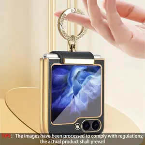 Integrated case with ring holder and tempered glass screen protector, compatible with Samsung Galaxy Z Flip 7, Z Flip 6, Z Flip 5, Z Flip 4 and Z Flip 3. Shockproof, durable and stylish, it is a perfect protective cover for daily use.