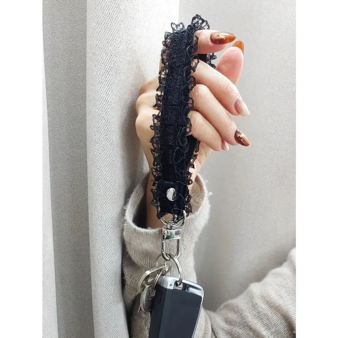 Women's Bohemian French Vintage Lace Wristlet Keychain - Ruffled Alloy Wrist Strap, Cute Feminine Lace Charm, One Size Keychain for Car Keys, Daily Wear Bag Charm Accessory for Handbags & Backpacks