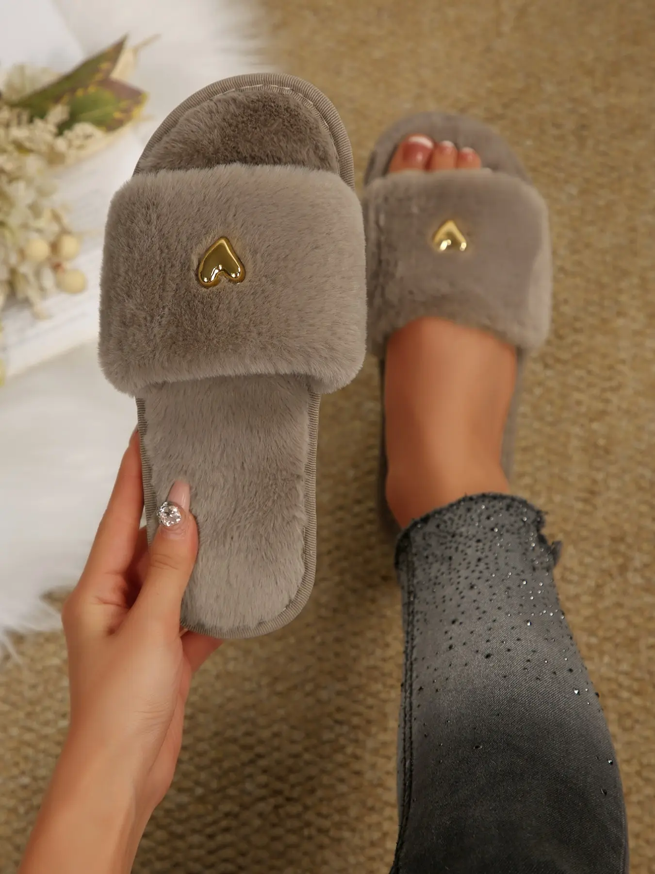 2026 Metal Logo Plush Wide Sole Flat Sandals, Emblem, Full Plush Lining, Soft Comfortable, Fall Winter Women's Shoes