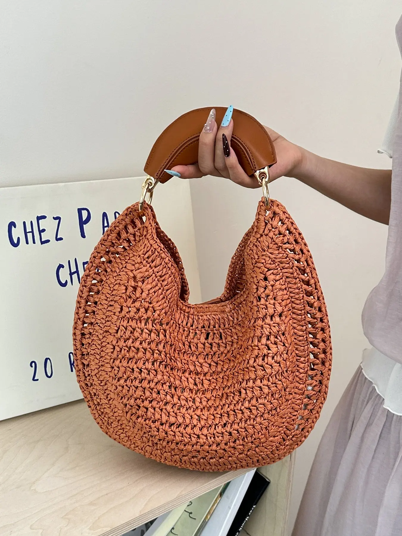 1pc Ladies' vacation style hand woven grass woven bag, leather handle summer relaxed atmosphere Casual Trendy Handbag, large capacity version suitable for outdoor wear, easy to create a lazy look, Bohemian Straw Bag