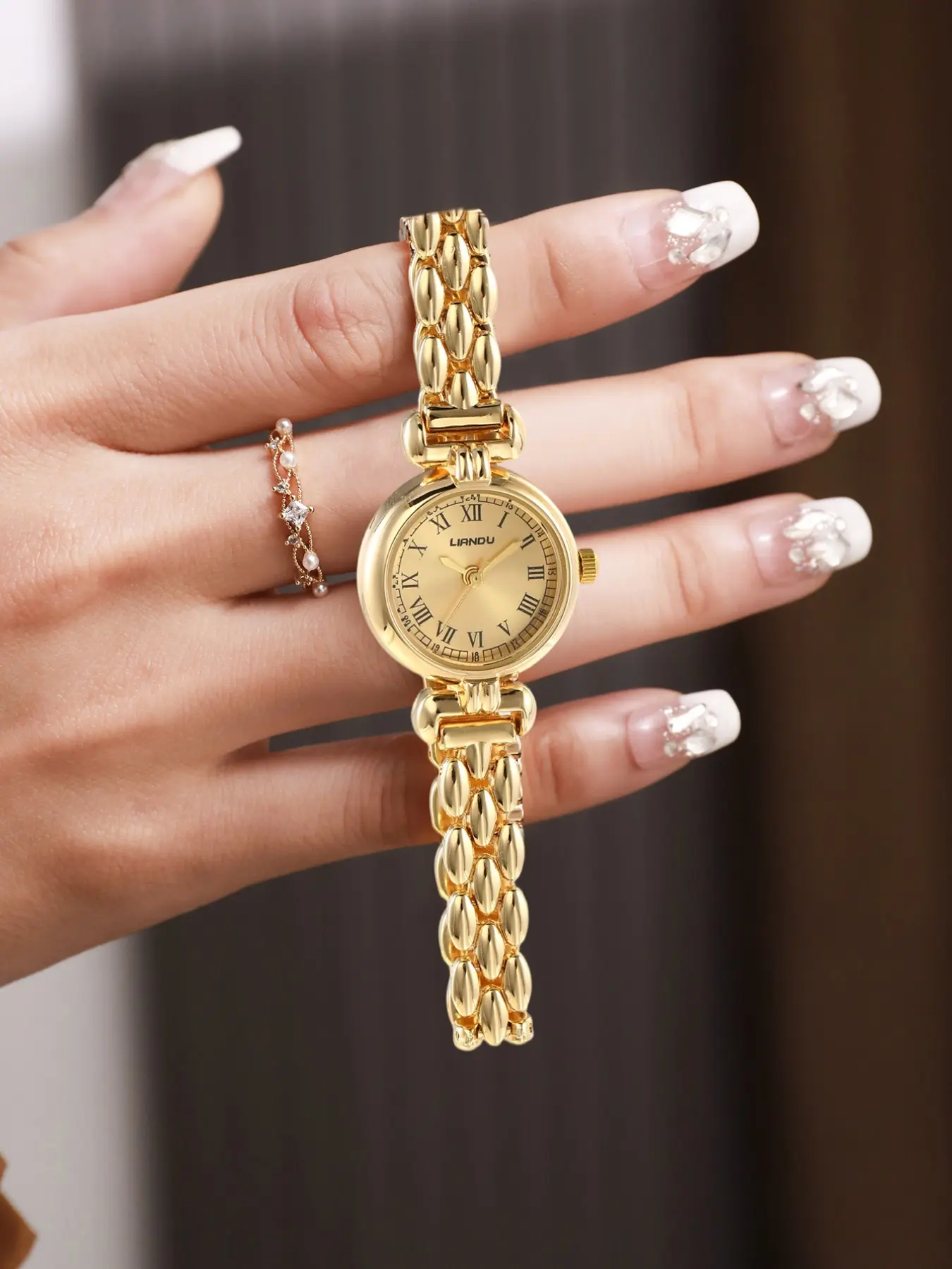 1 women's quartz watch, a light luxury niche women's watch, suitable for daily wear and matching, fashionable, elegant, business, leisure and gorgeous style watch, a gift for holiday parties