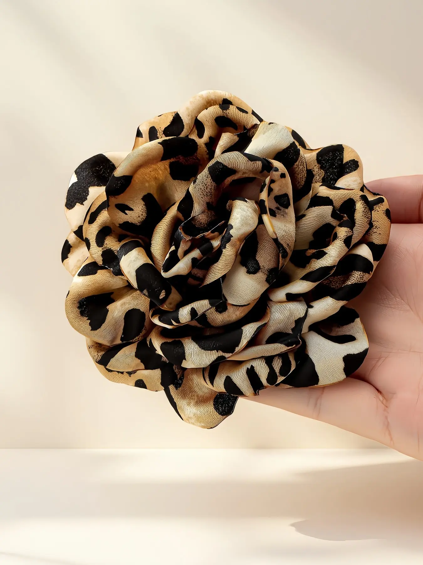Leopard Print Flower Brooch, Vintage Lapel Pin for Women, Elegant and Sophisticated, Perfect for All Seasons, Plain Pattern