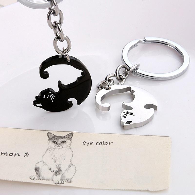 Cute Hug Cat Keychain with Patchwork Heart, Creative Round Pendant for Couples, Bag and Car Accessories