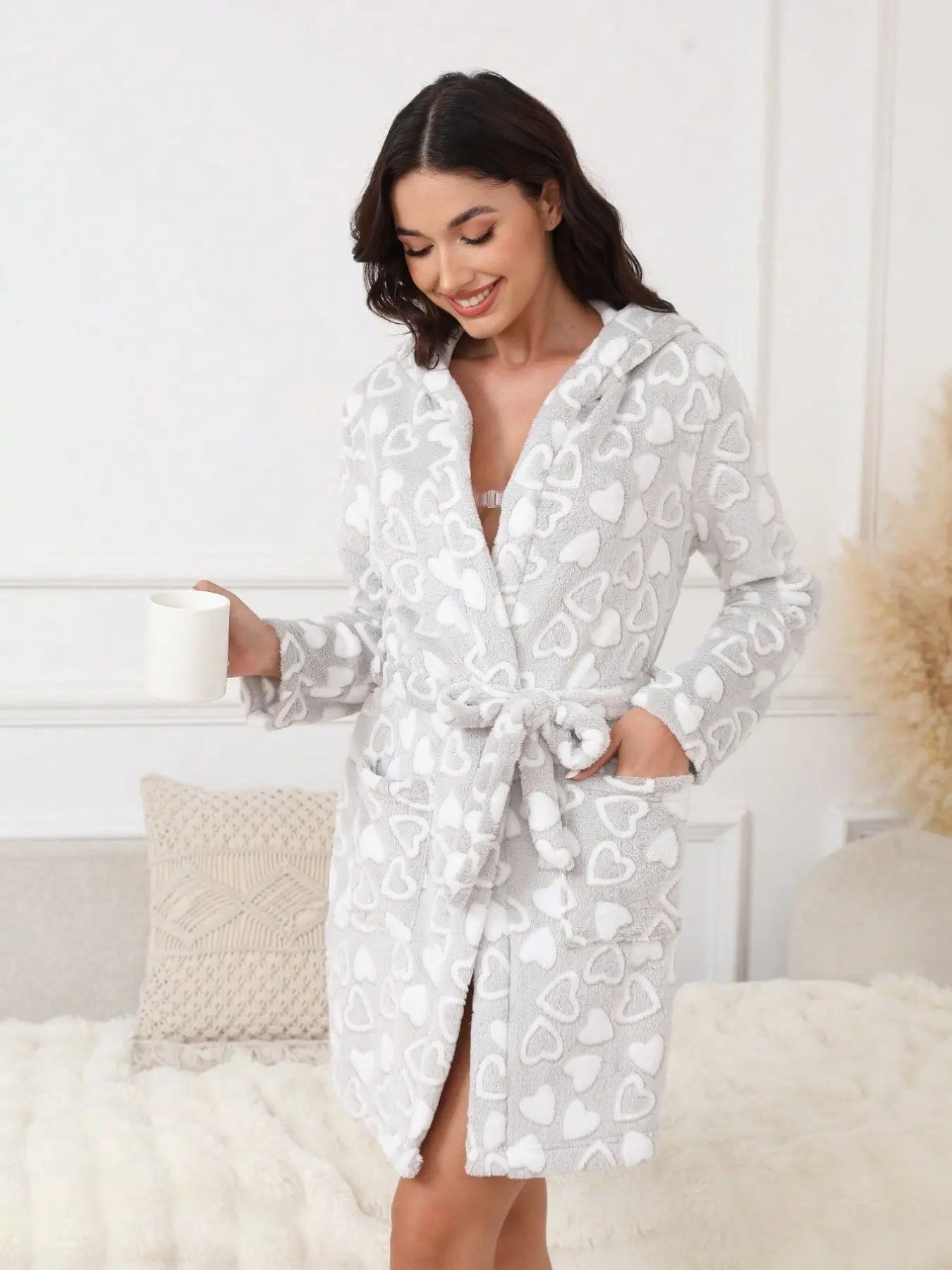 Women's Heart Pattern Thick Plush Loose Sleepwear Loungewear, Hooded Tie Warm Long Sleeves Robe Bathrobe for Autumn Winter, Ideal for Home Use, Cozy and Comfortable