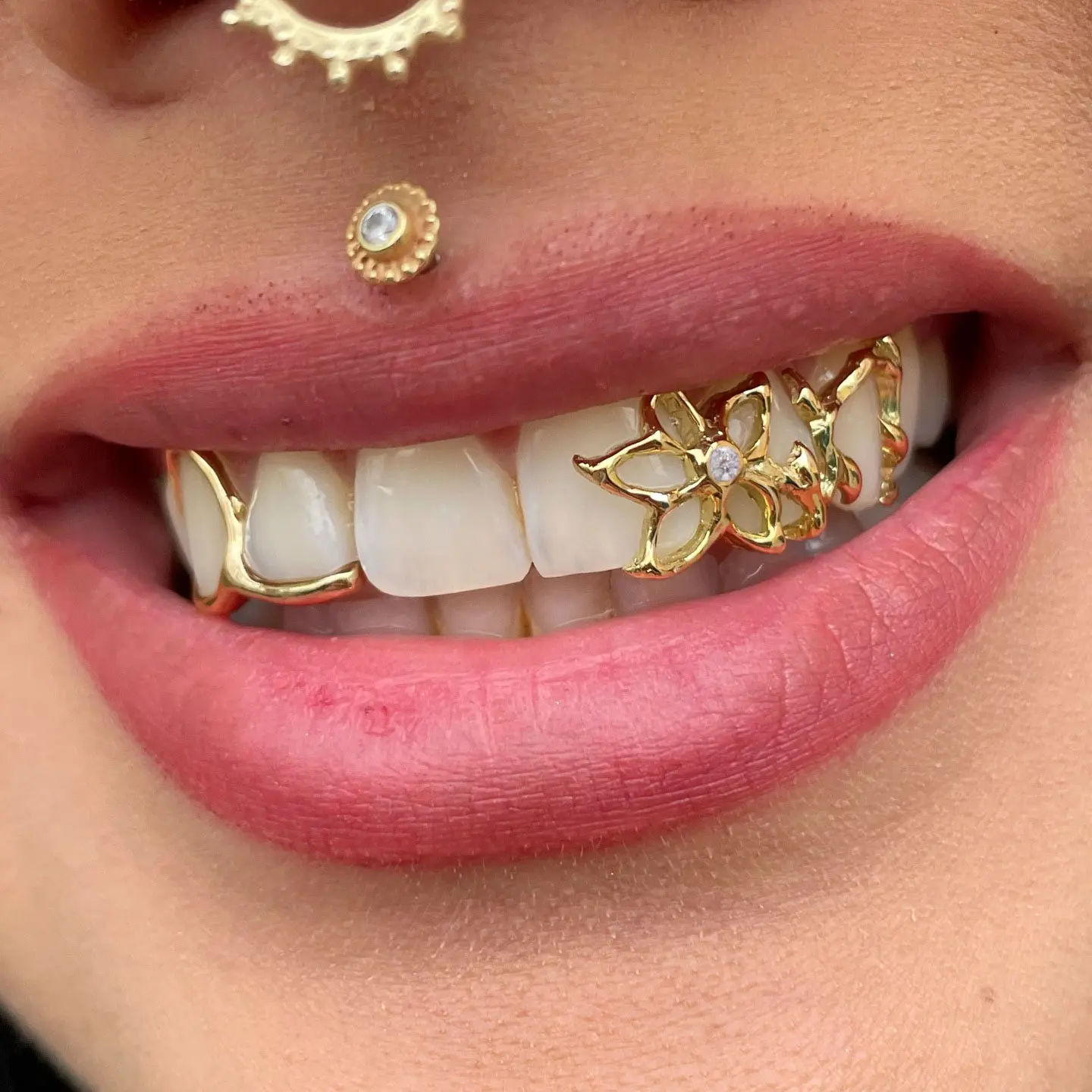Hip-Hop Style Single Tooth Cap, Golden Hollow Flower Petal Body Jewelry with Diamond Inlay, Accessories for Women for Daily and Nightclub Wear, Dental Accessories, Female, Teeth Accessory, Women's black grillz