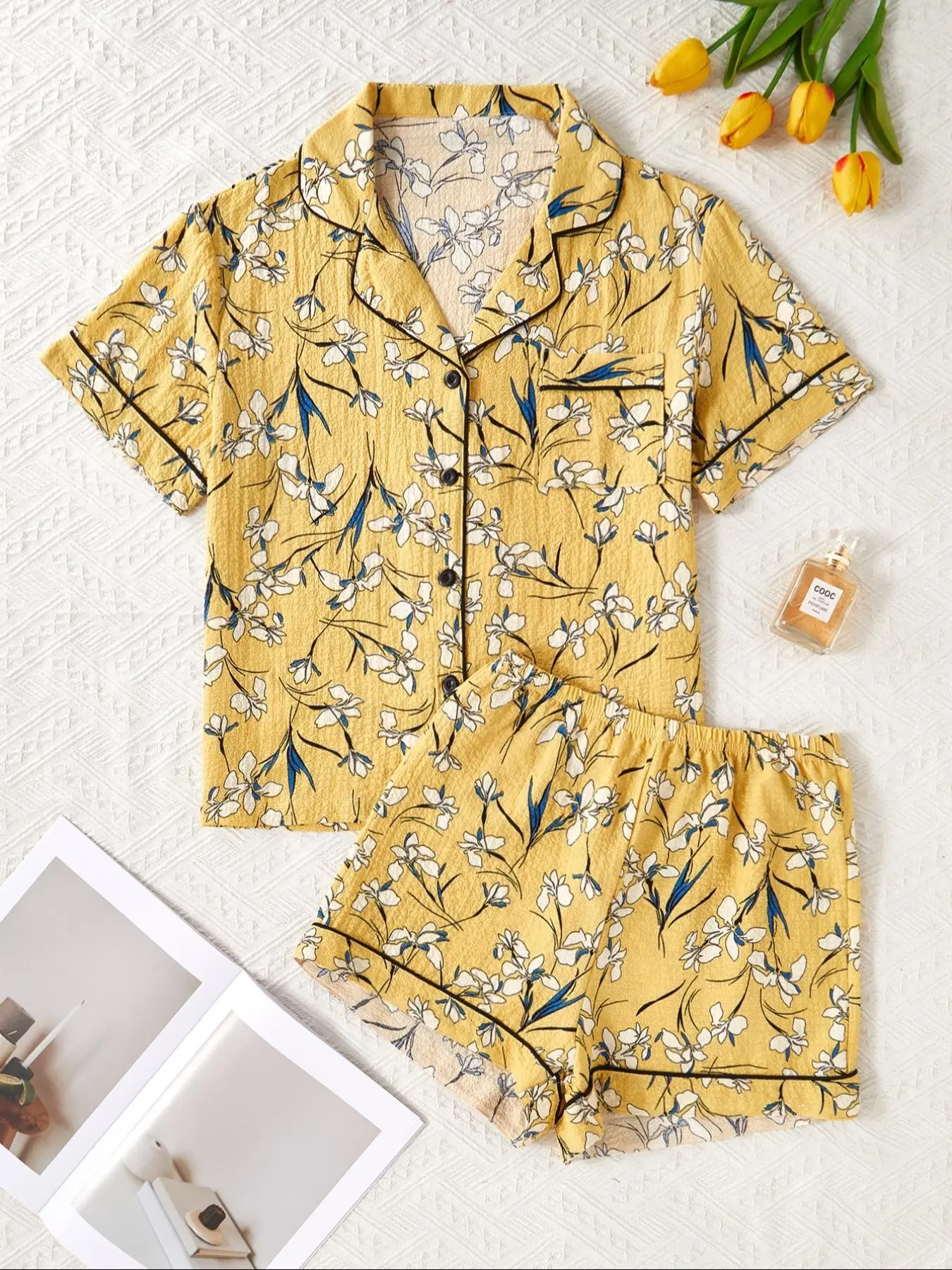 Ladies' comfortable pajamas set, including a short-sleeved shirt top pajama and a mini shorts pajama with elastic waist, featuring floral design and pocket details. It is the preferred pajamas set for relaxing at home