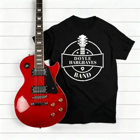 Doyle Hargraves Band Retro Guitar Logo Graphic Tee, Sling Blade Cult Movie Themed Vintage Distressed T-Shirt, Unisex Crew Neck Casual Streetwear Top For Movie And Country Rock Lovers, Trendy Daily Outfit, Ideal Present For Classic Film Enthusiasts