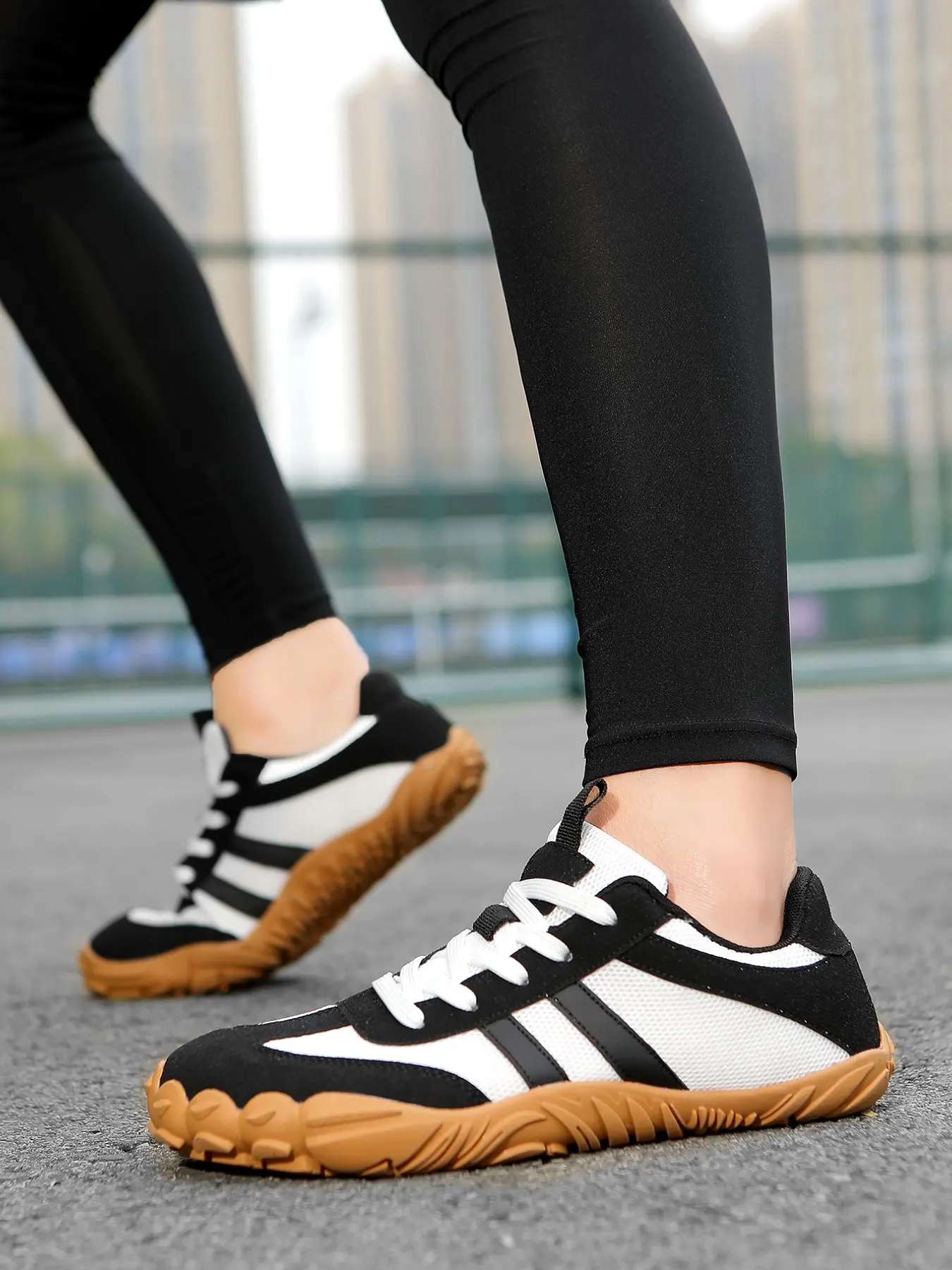 One pair of GAT shoes. These are unisex sports shoes with a breathable mesh upper and an anti - slip sole. They can be used as hiking shoes, daily casual shoes, indoor fitness shoes, and training shoes.