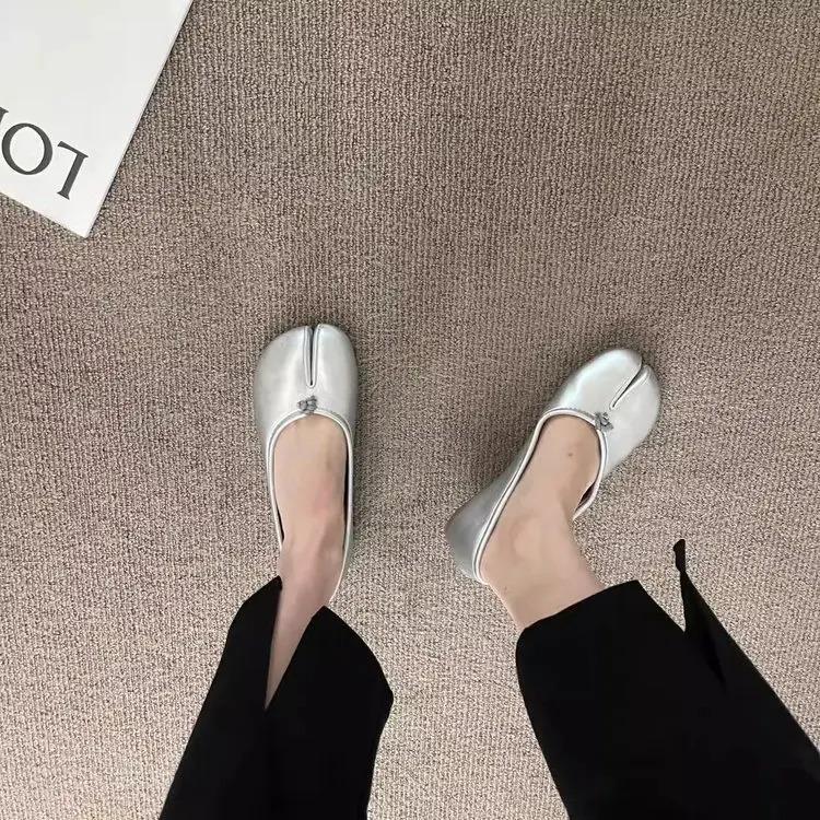 Flat bottomed split toe pig trotter shoes, red single shoes for women, spring and autumn 2026 summer silver bow thumb pig trotter shoes
